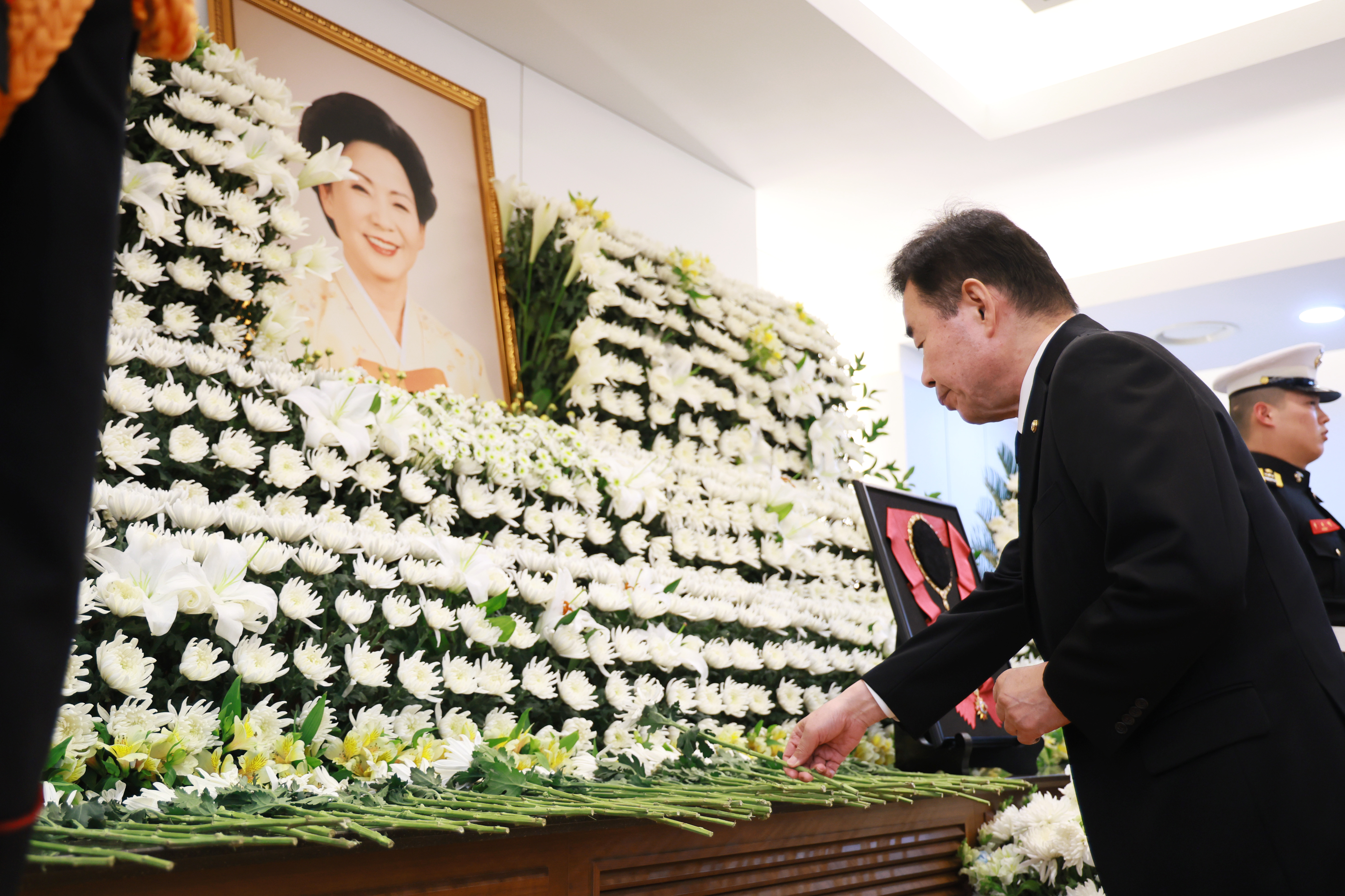 Speaker pays final respects to former First Lady Son Myung-soon