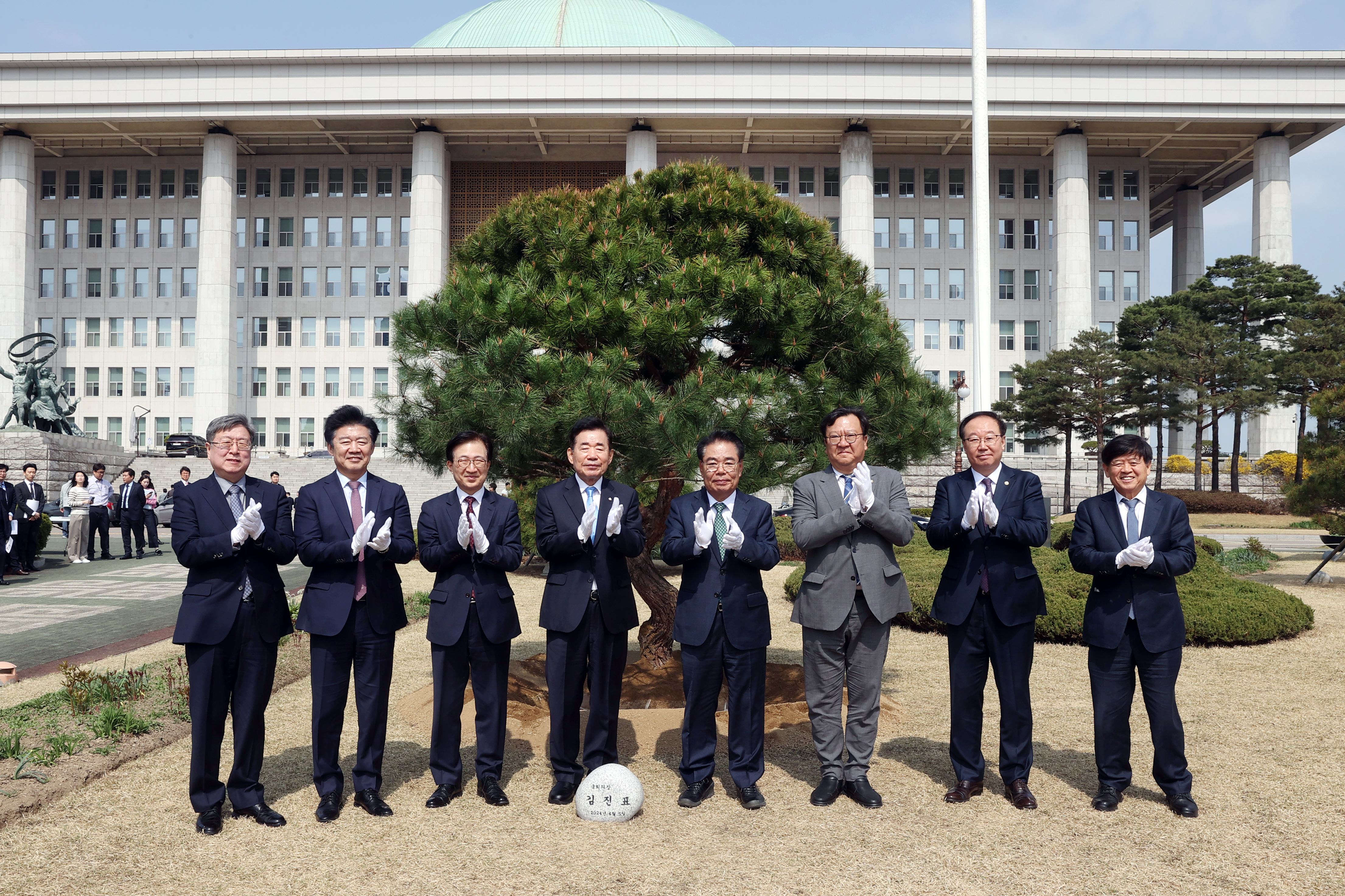 [Photo] Speaker attends 79th Arbor Day Tree Planting Event 관련사진 2 보기