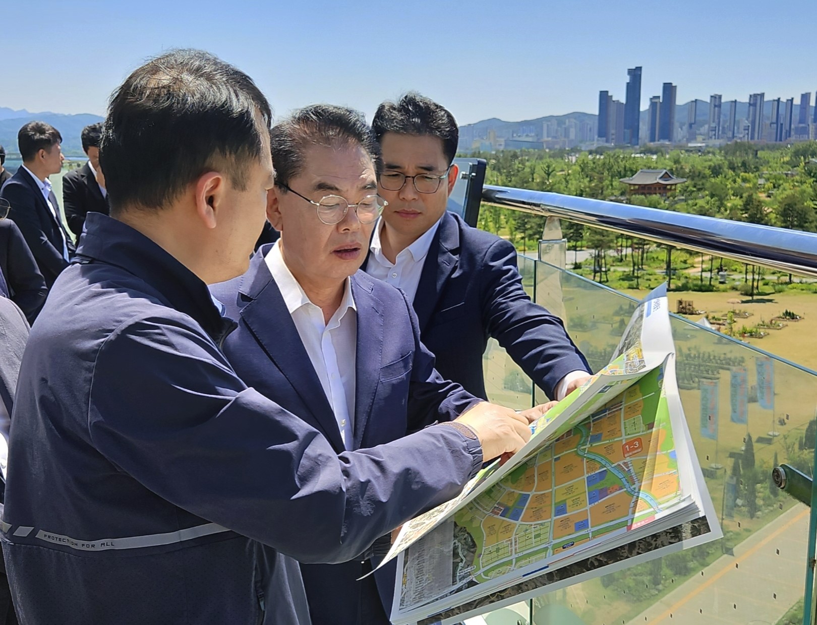 24.06.04. Inspection of the Planned Site for the Sejong Parliamentary Building by the National Assembly 관련사진 1 보기