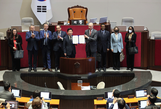 Nat&#39;l Assembly unanimously adopts resolution on supporting S. Korea&#39;s Expo bid 관련사진 1 보기
