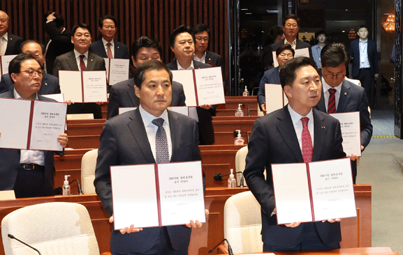 Over half of PPP lawmakers pledge to give up immunity from arrest 관련사진 1 보기