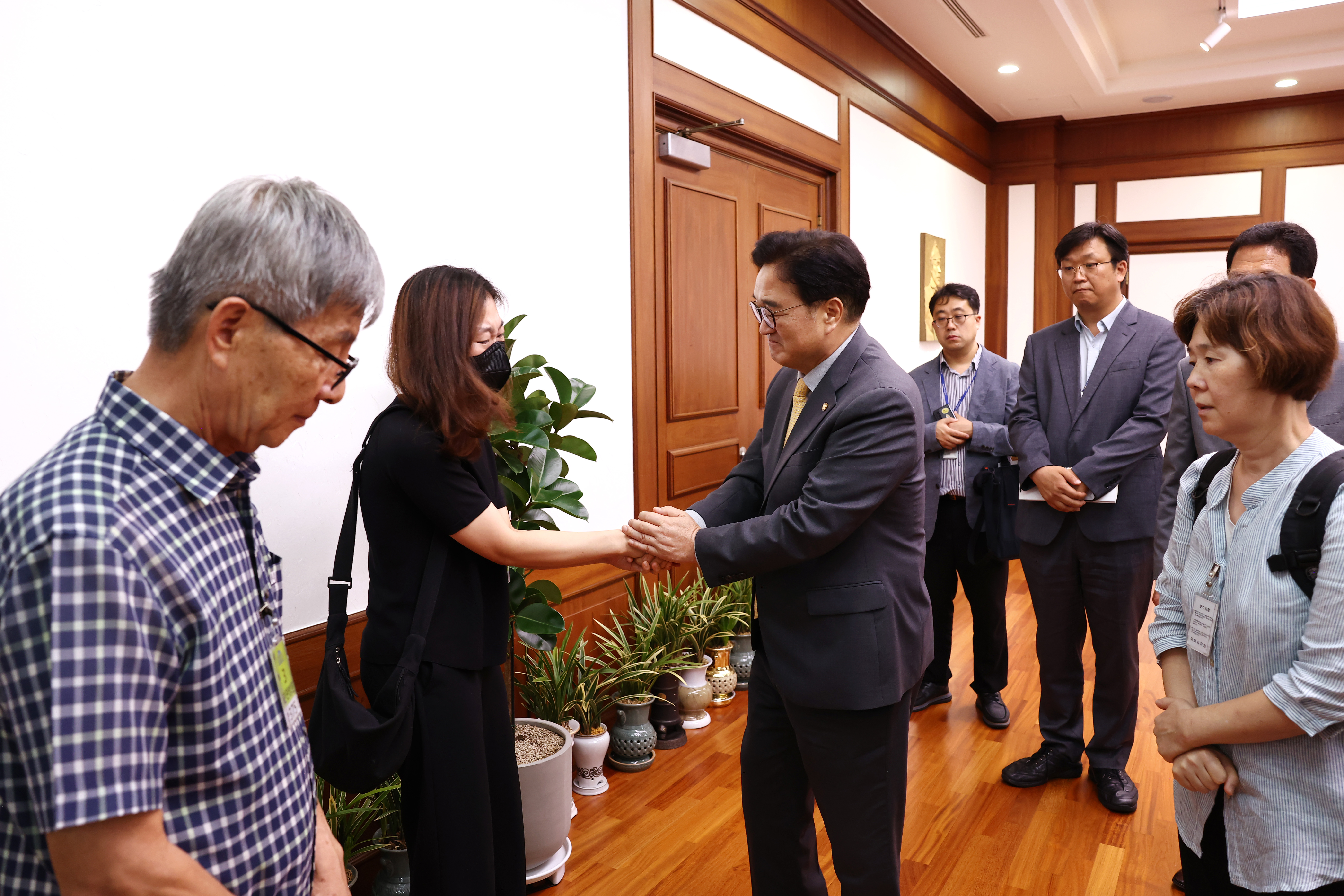 Speaker meets with families of Coupang workers who died from overwork 관련사진 4 보기