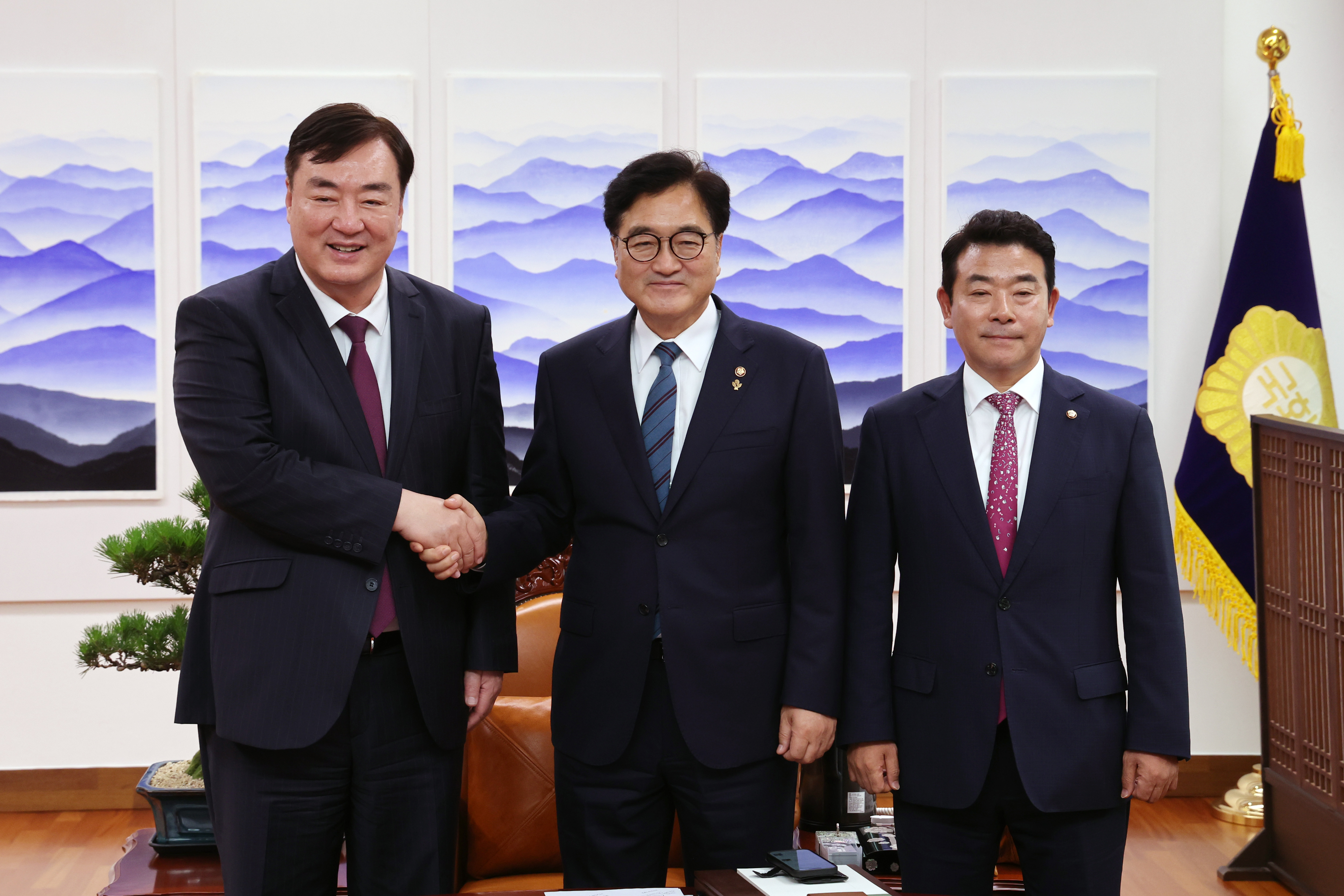 Speaker Woo Won-shik meets with Chinese Ambassador to Korea 관련사진 3 보기