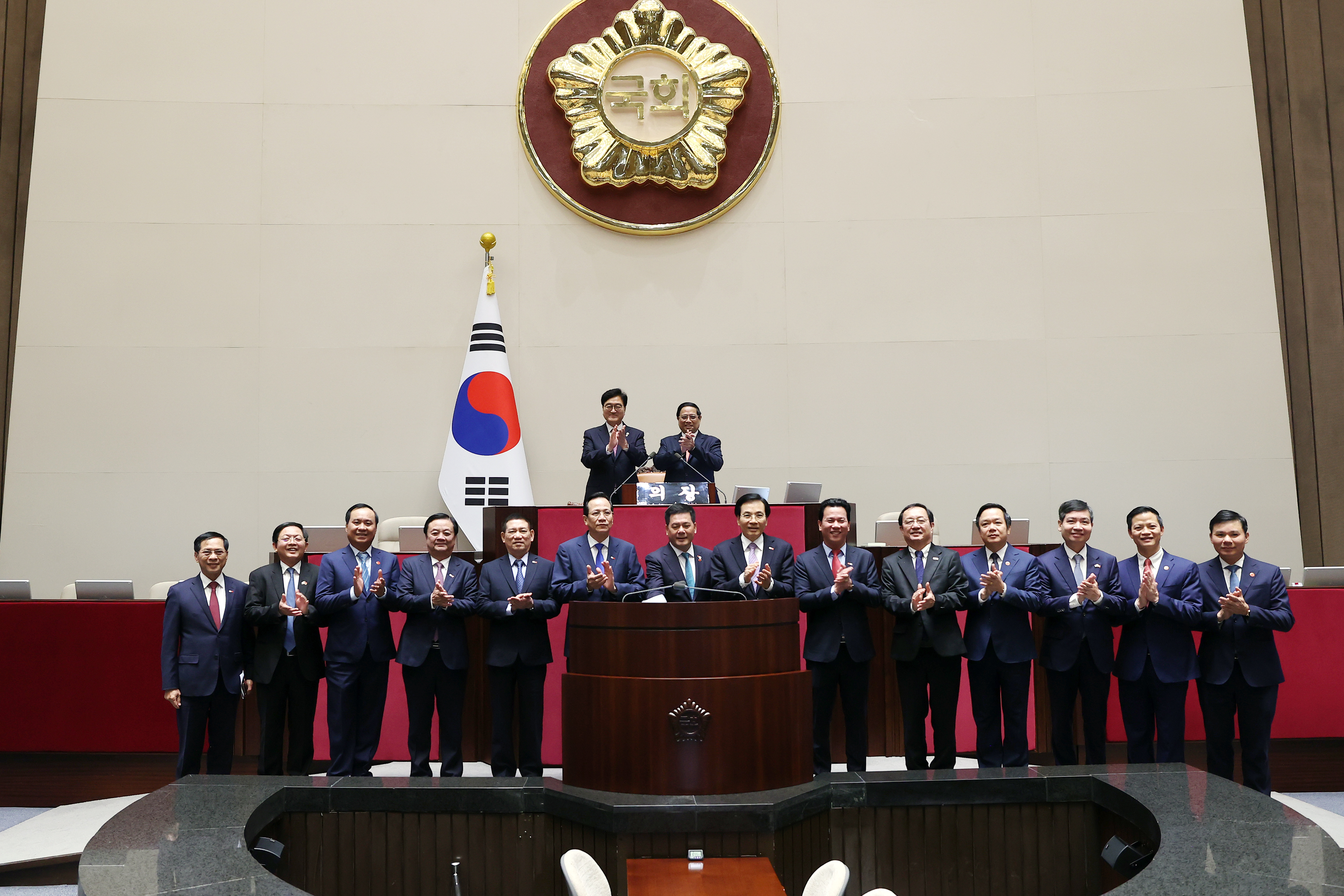 Speaker Woo Won-shik meets with Vietnamese Prime Minister 관련사진 5 보기