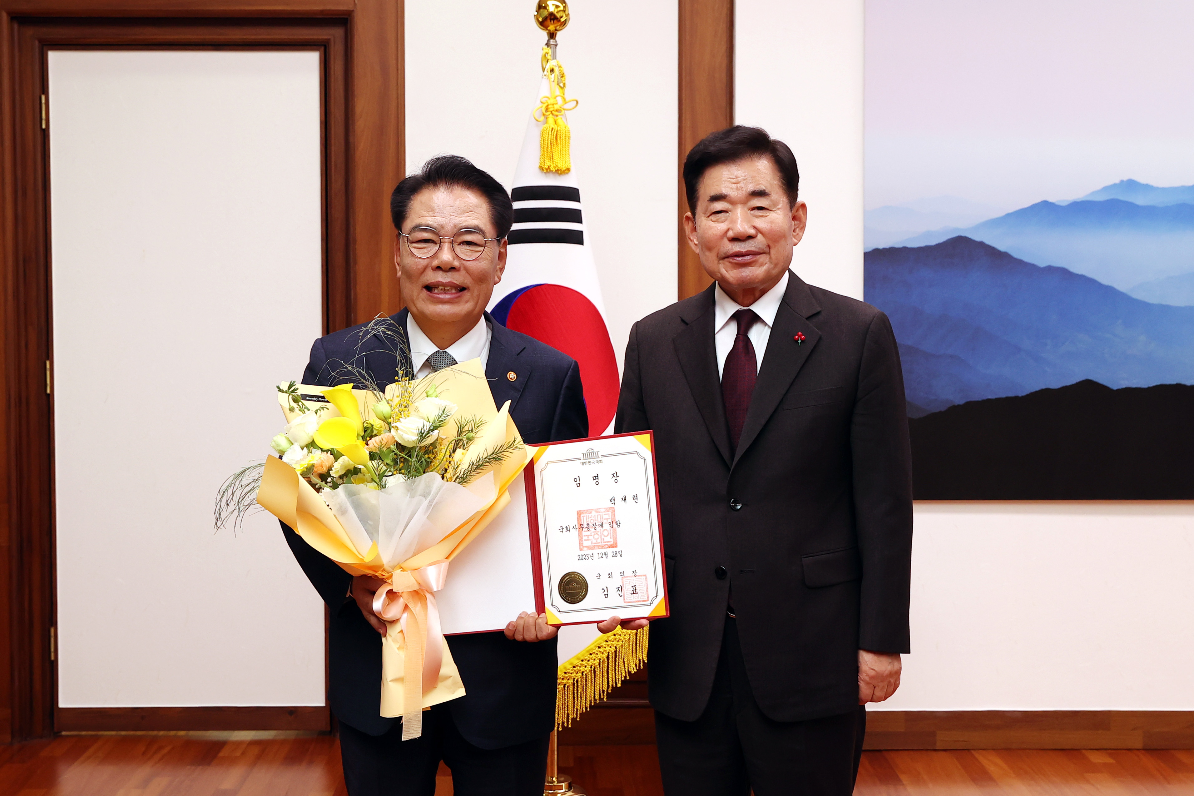 Former Assembly member Baek Jae-hyun sworn in as new National Assembly Secretary General 관련사진 2 보기
