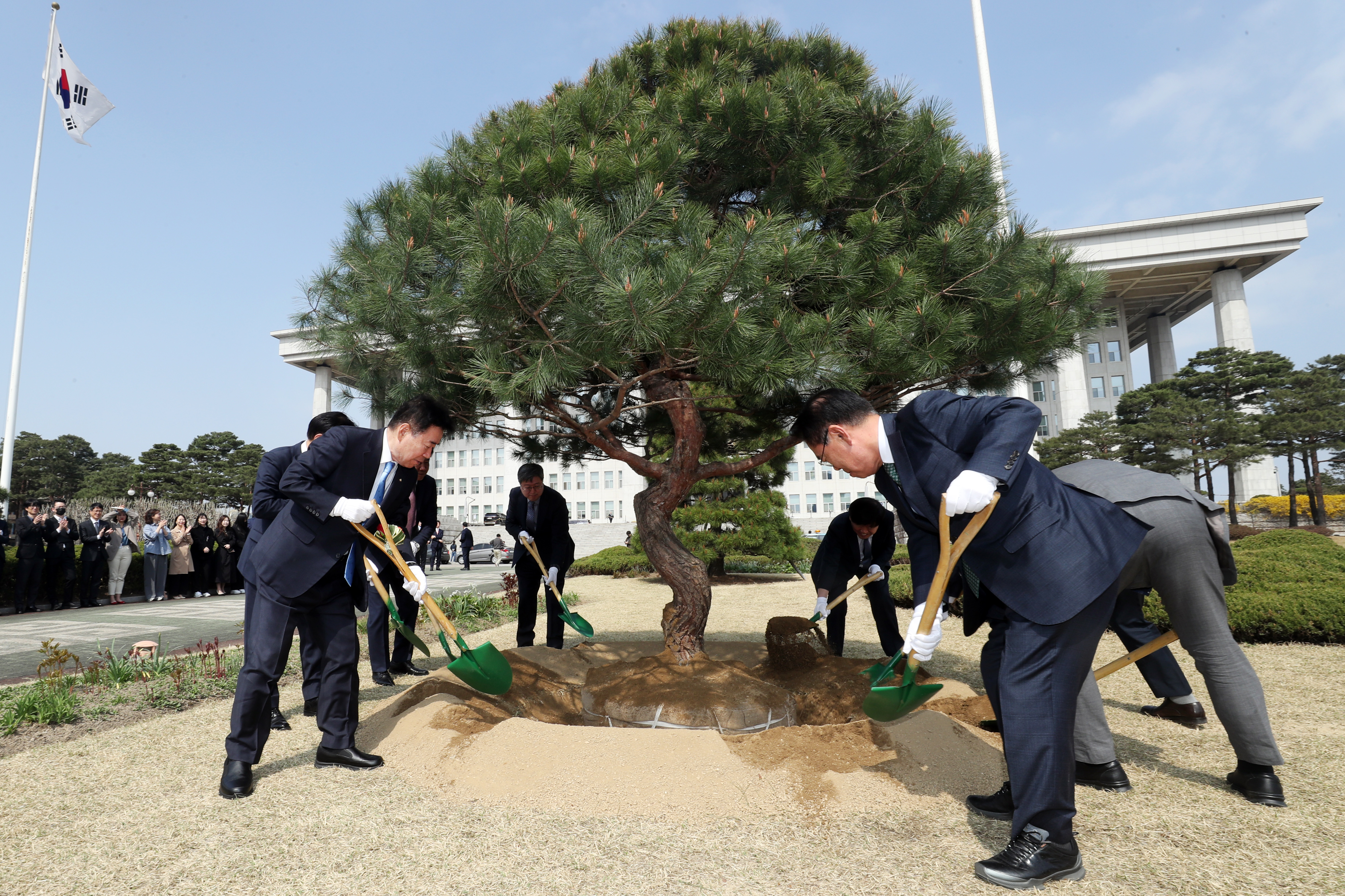 [Photo] Speaker attends 79th Arbor Day Tree Planting Event 관련사진 3 보기