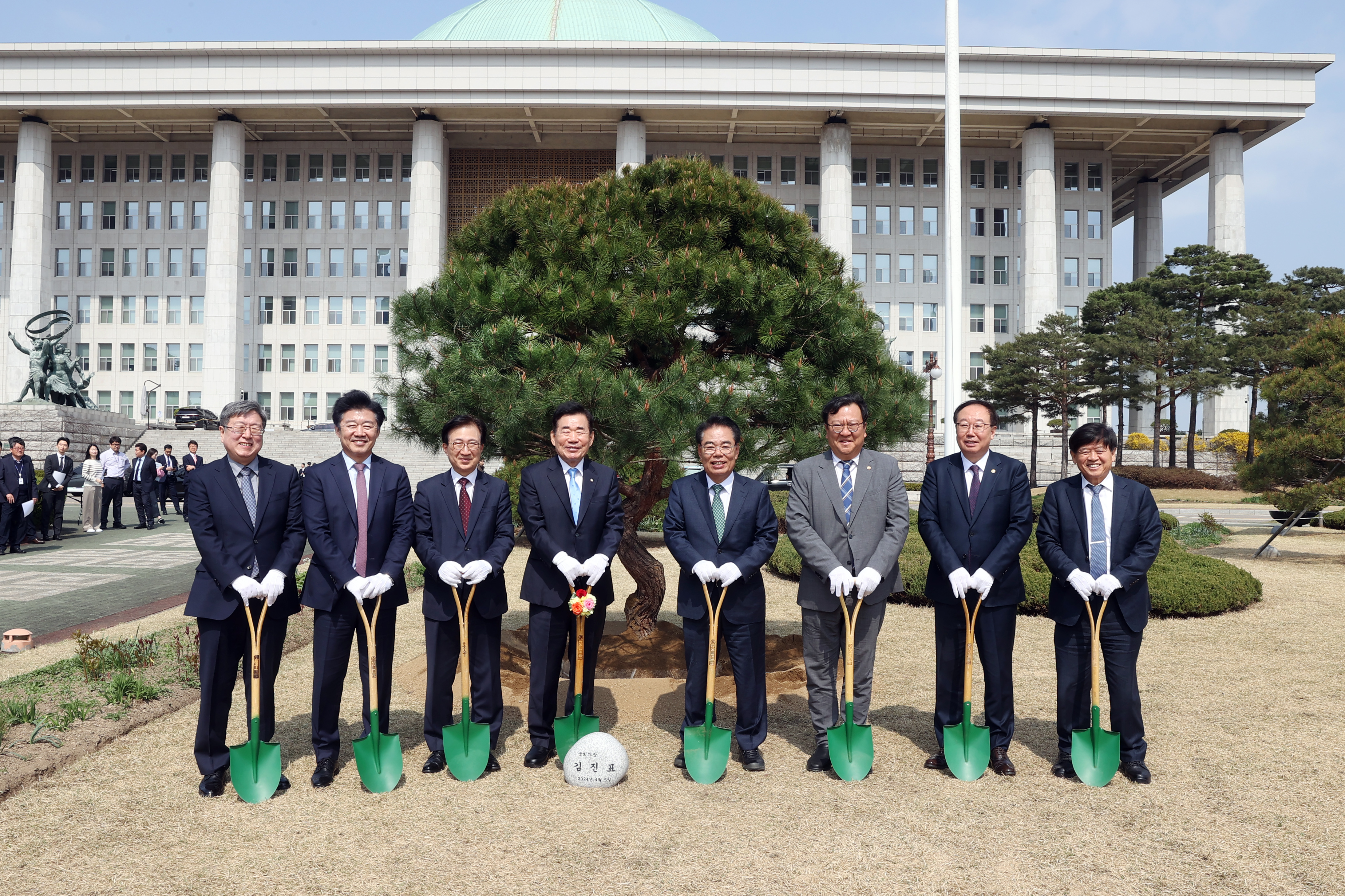 [Photo] Speaker attends 79th Arbor Day Tree Planting Event 관련사진 5 보기