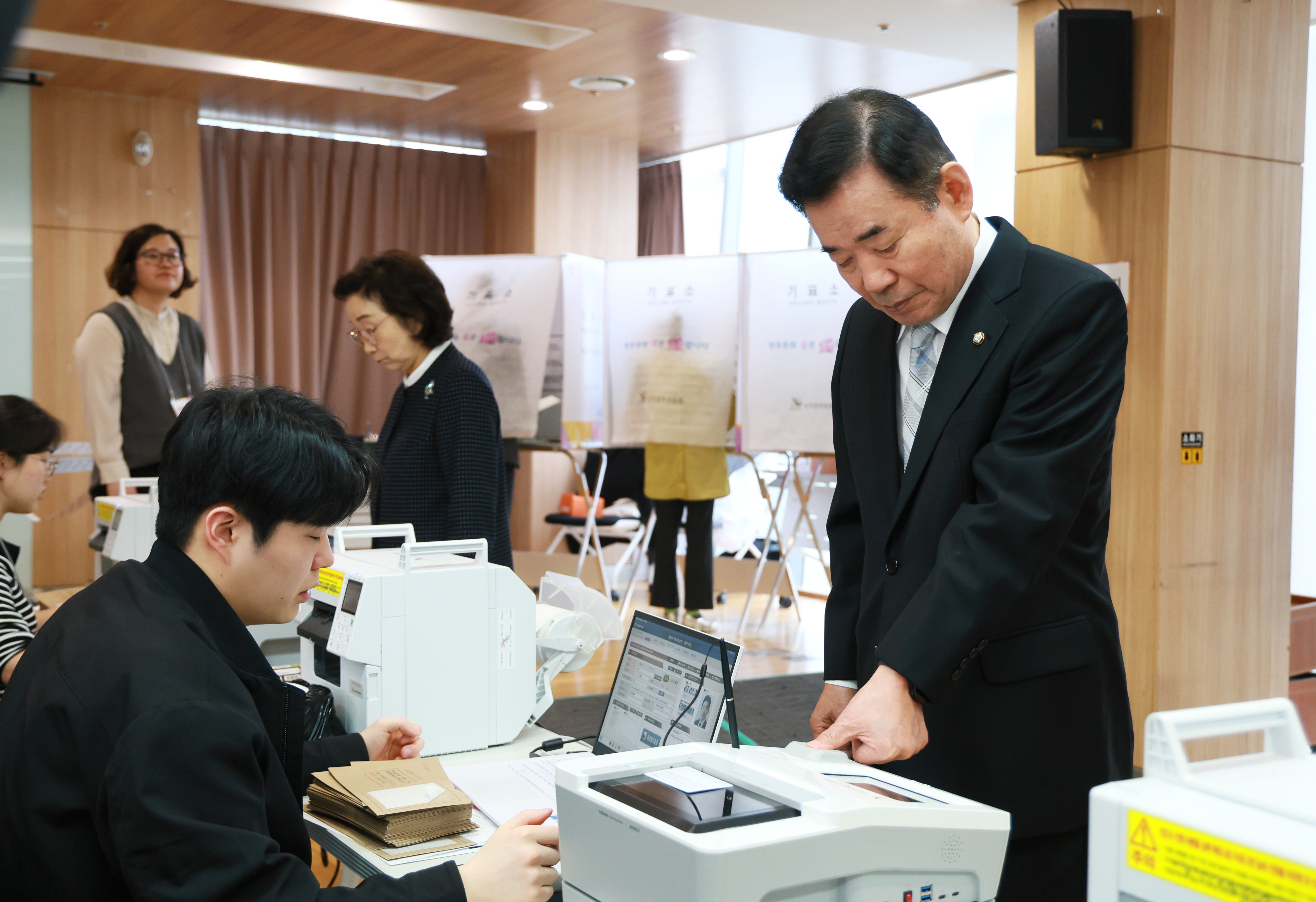 Speaker Kim joins early voting, calling on the people to cast ballots 관련사진 4 보기