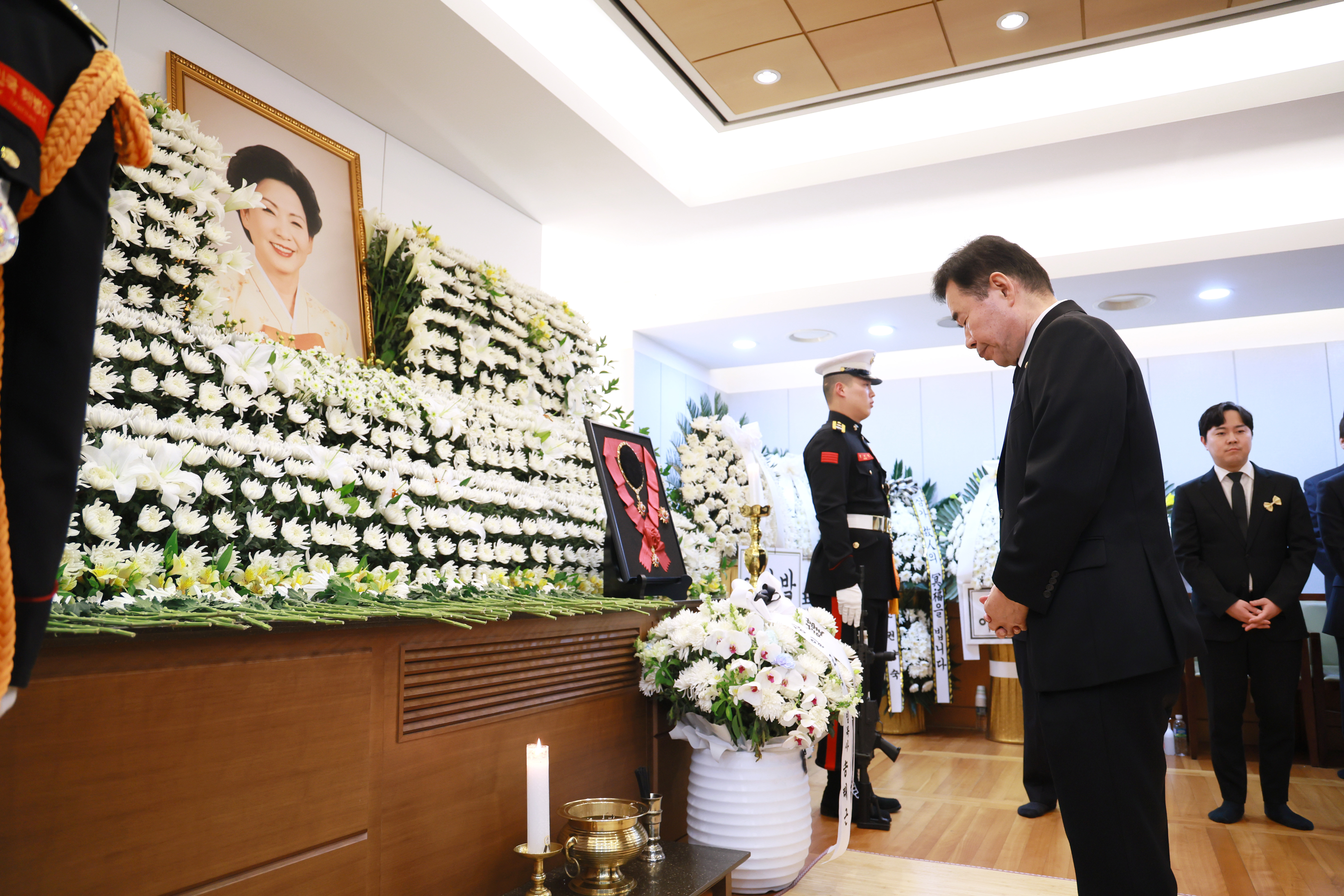  [Photo] Speaker pays final respects to former First Lady Son Myung-soon 관련사진 3 보기