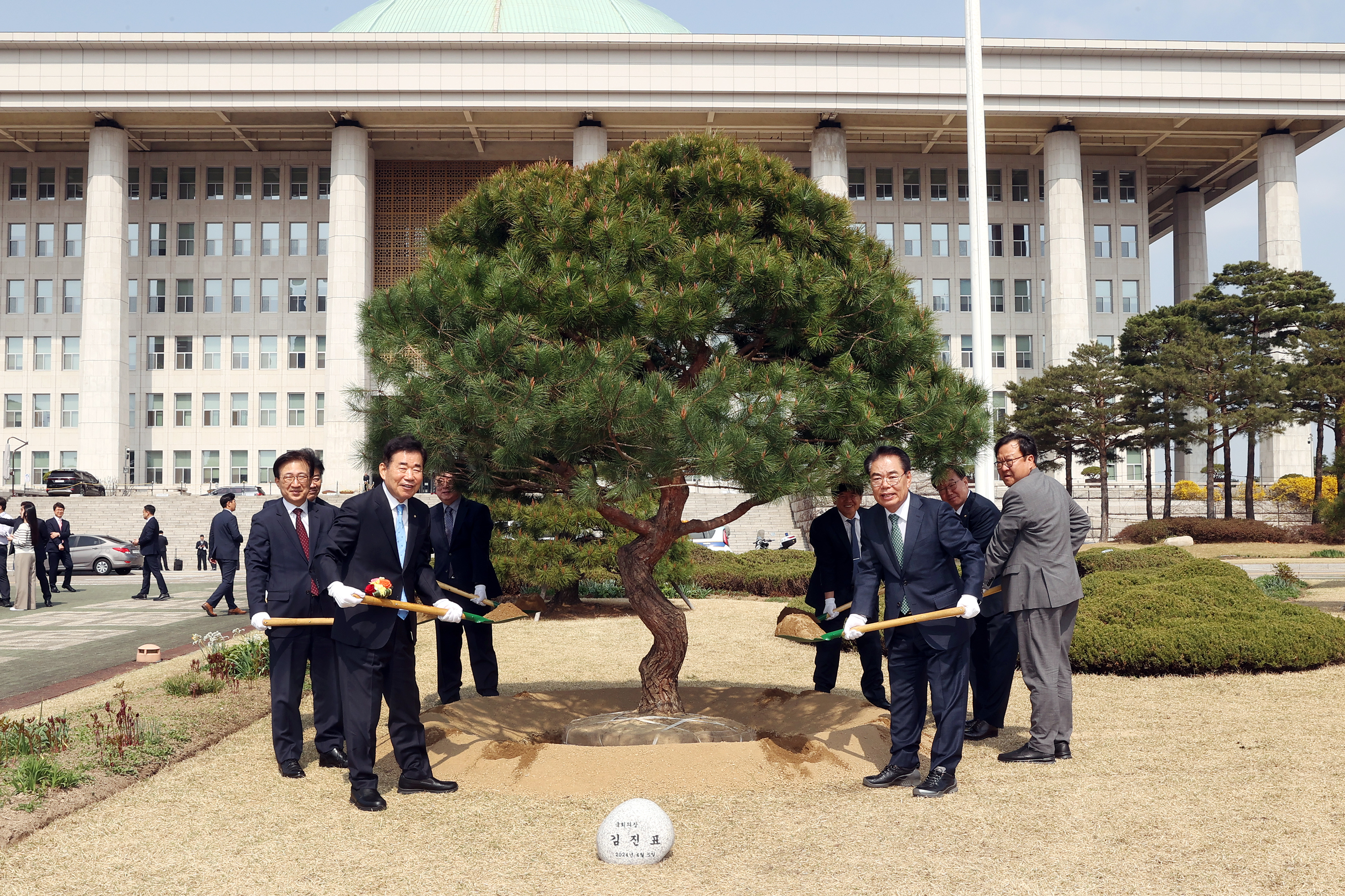 [Photo] Speaker attends 79th Arbor Day Tree Planting Event 관련사진 4 보기