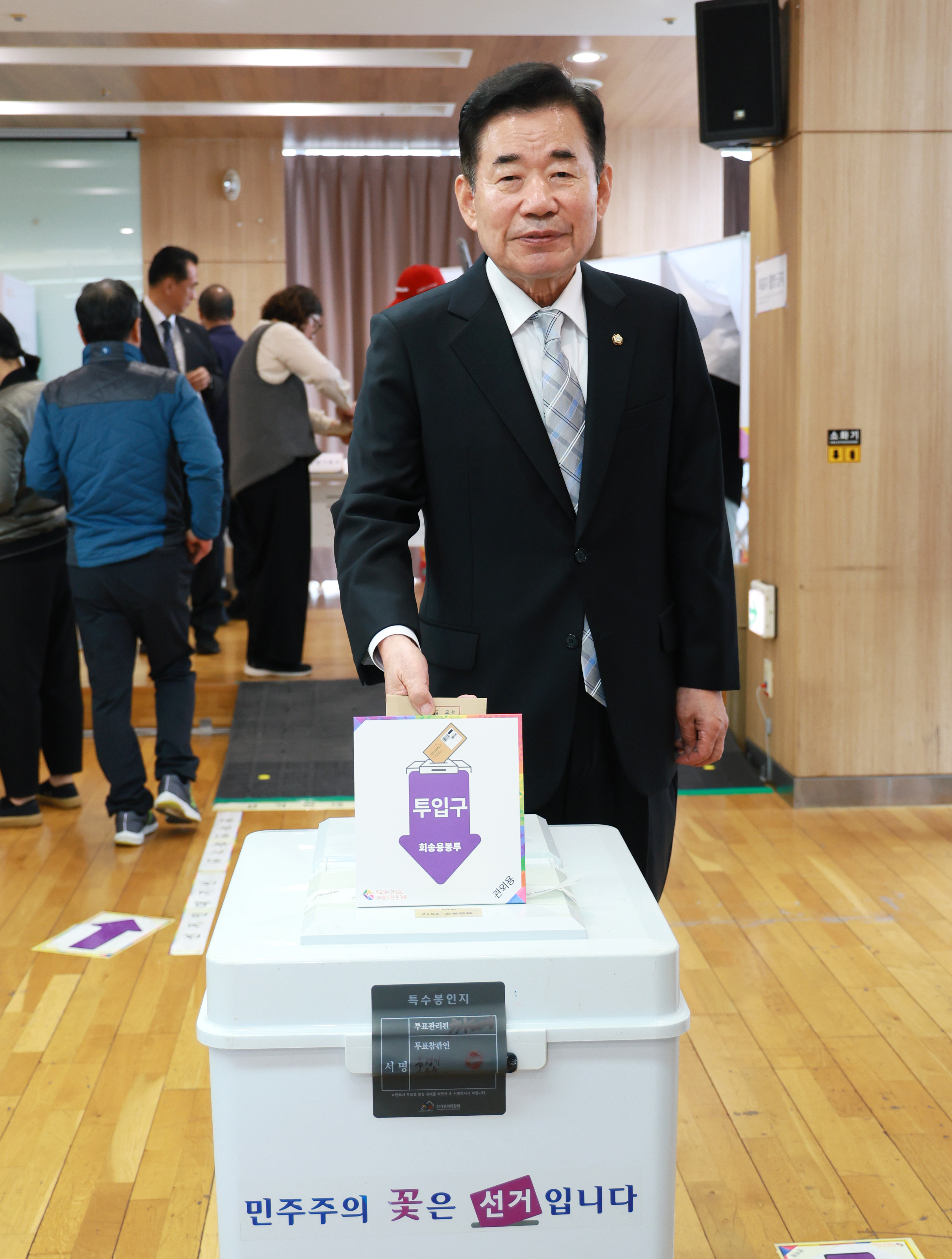 Speaker Kim joins early voting, calling on the people to cast ballots 관련사진 3 보기