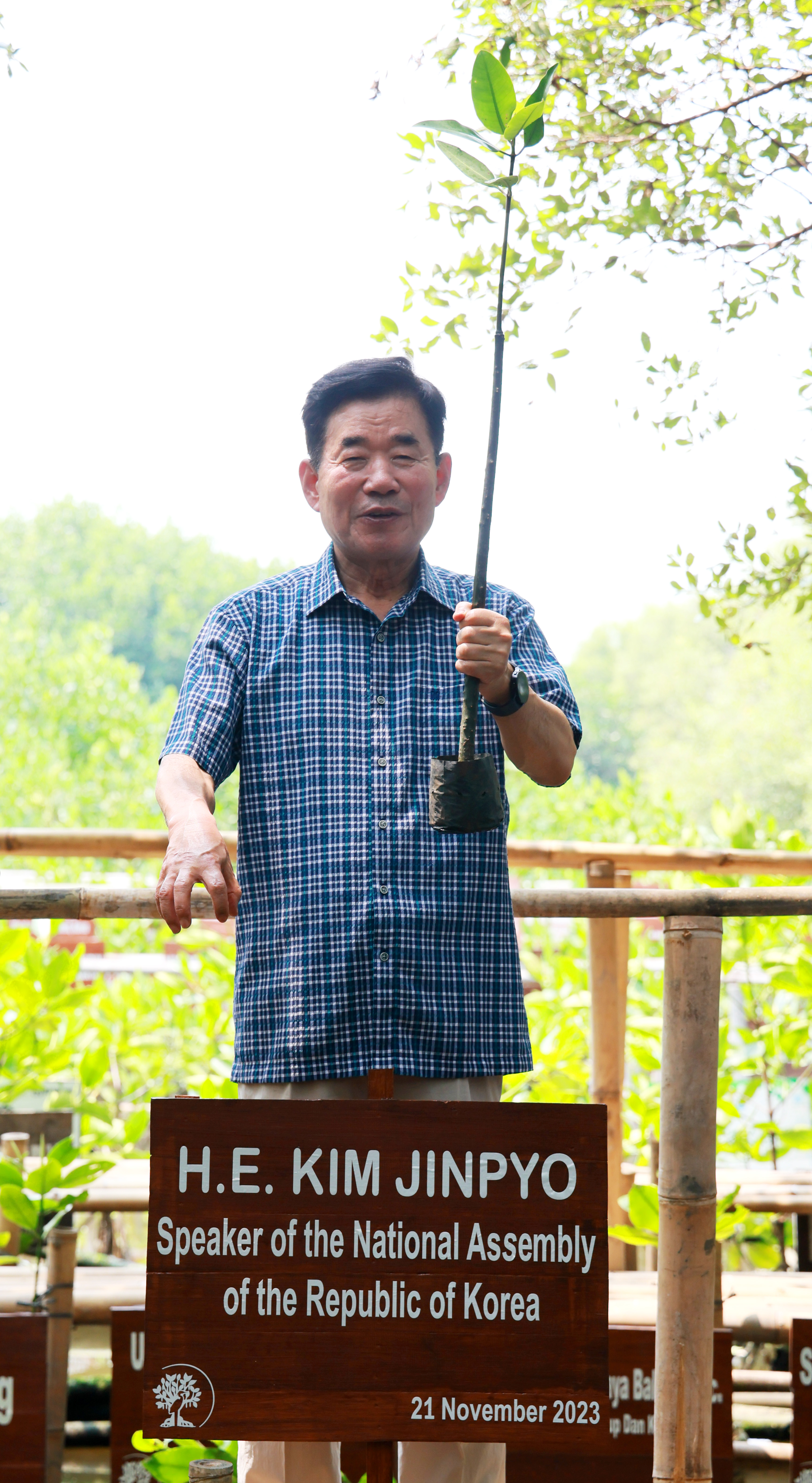 Speaker Kim Jin-pyo joins commemorative tree planting in Indonesian mangrove forest 관련사진 2 보기