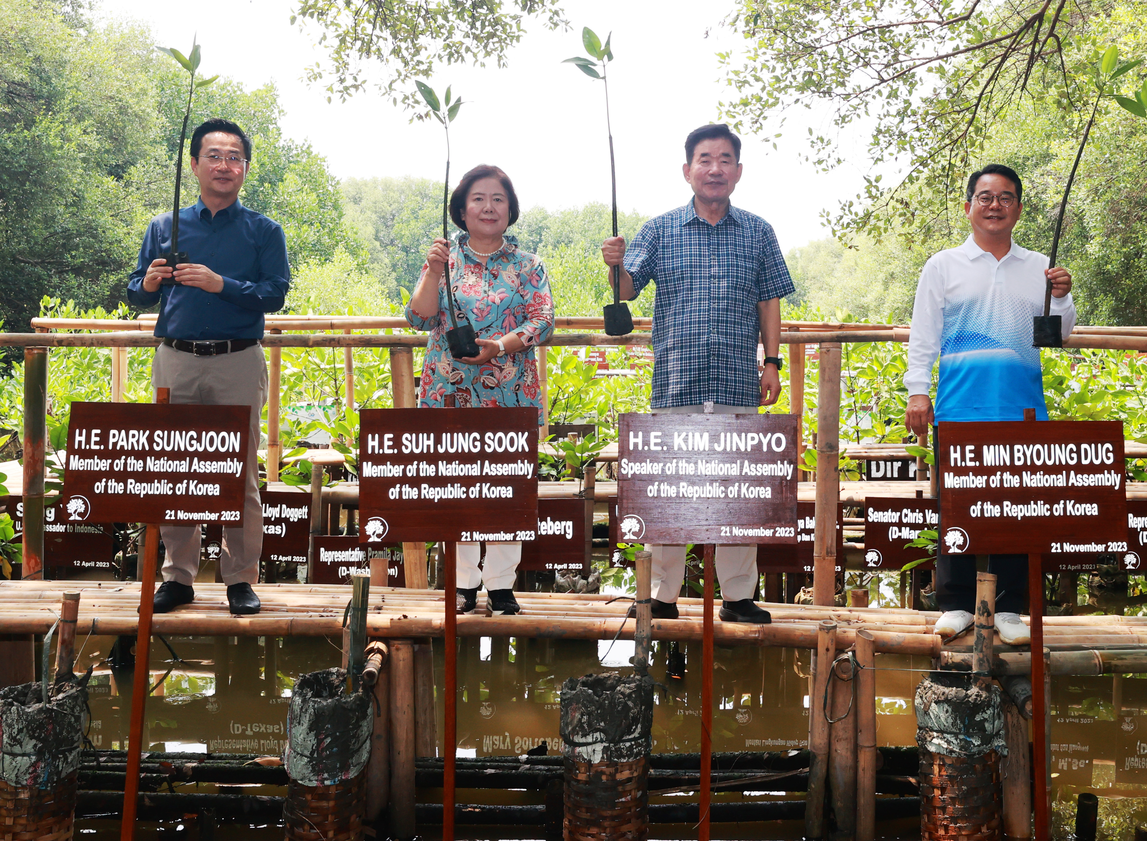 Speaker Kim Jin-pyo joins commemorative tree planting in Indonesian mangrove forest 관련사진 3 보기