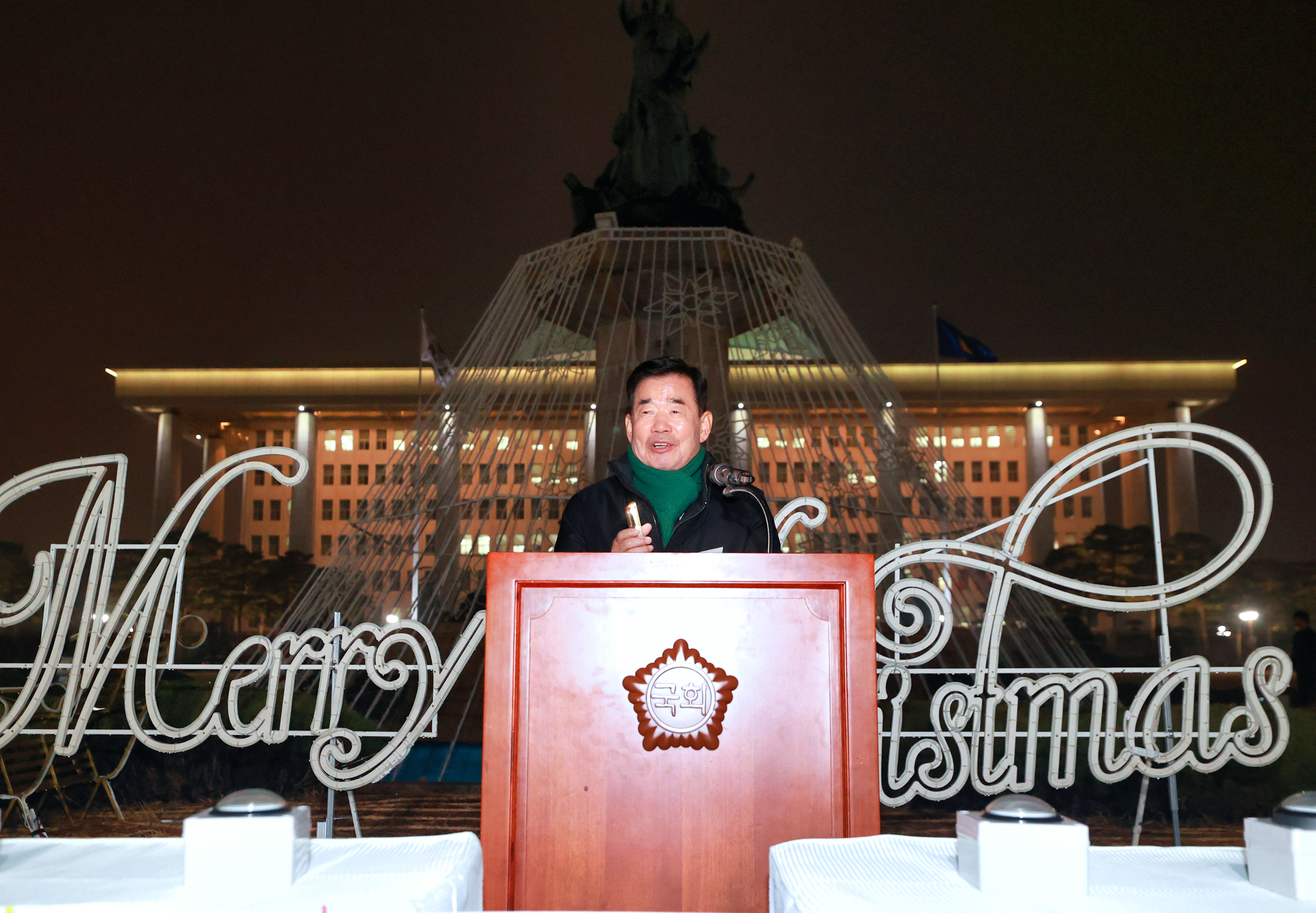 Speaker Kim Jin-pyo attends 2023 National Assembly  Christmas Tree Lighting Ceremony 관련사진 2 보기