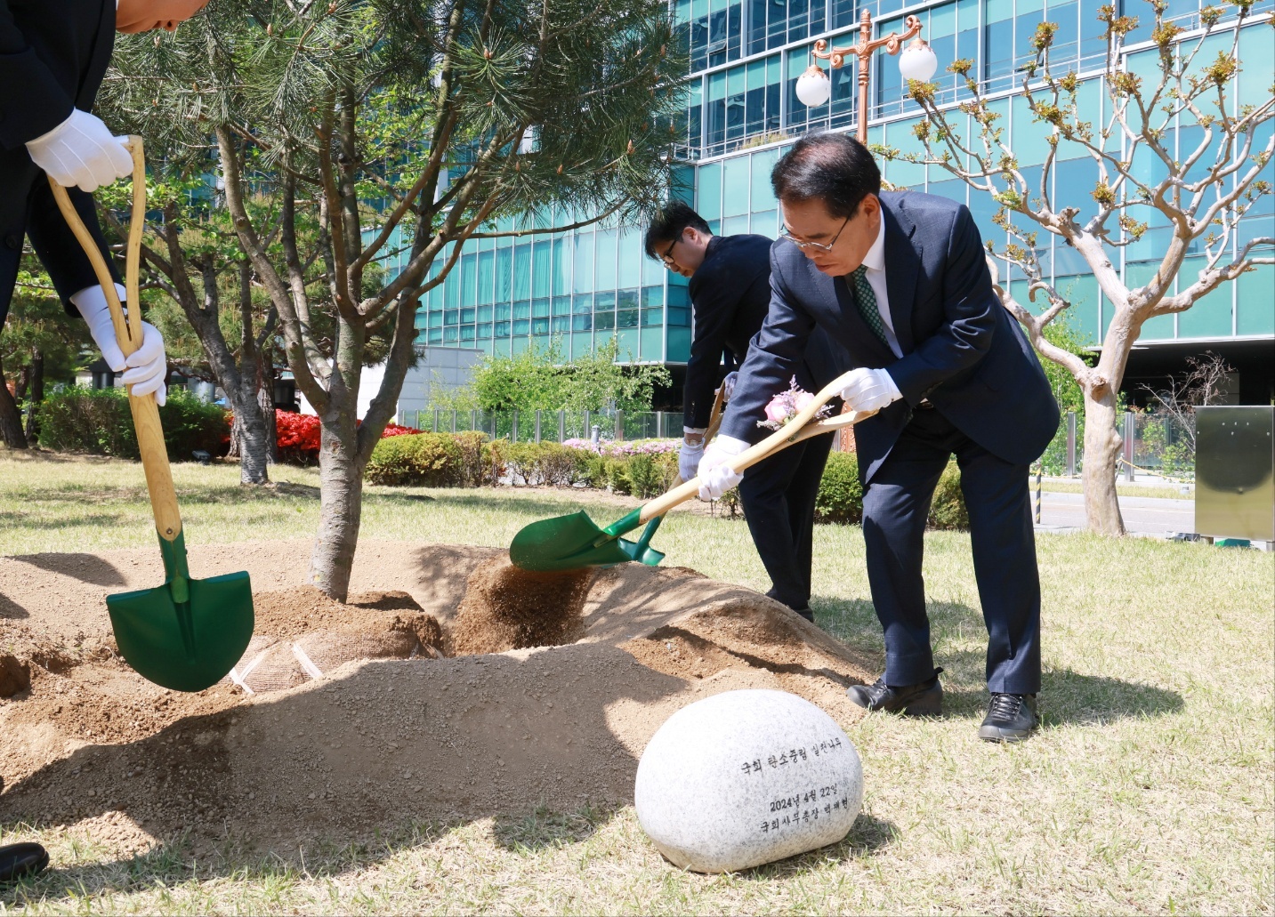 &ldquo;Hoping this clock stops...&rdquo; National Assembly Secretariat installs Climate Clock 관련사진 4 보기