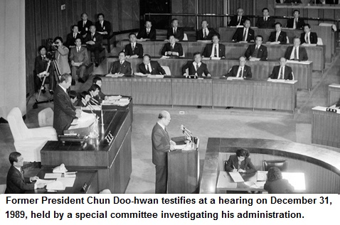 December 31, 1989: Former President Chun attends hearing 관련사진 1 보기