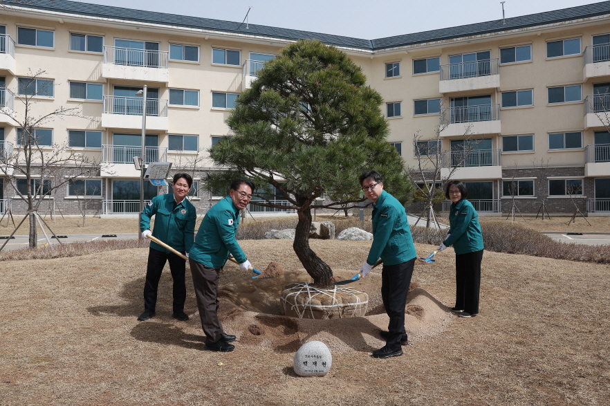 Secretary General of the National Assembly holds tree planting event to promote carbon neutrality 관련사진 3 보기