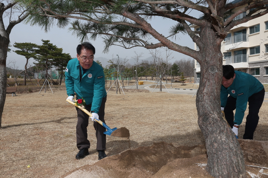 Secretary General of the National Assembly holds tree planting event to promote carbon neutrality 관련사진 1 보기