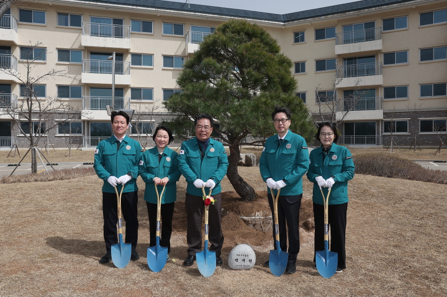 Secretary General of the National Assembly holds tree planting event to promote carbon neutrality 관련사진 4 보기