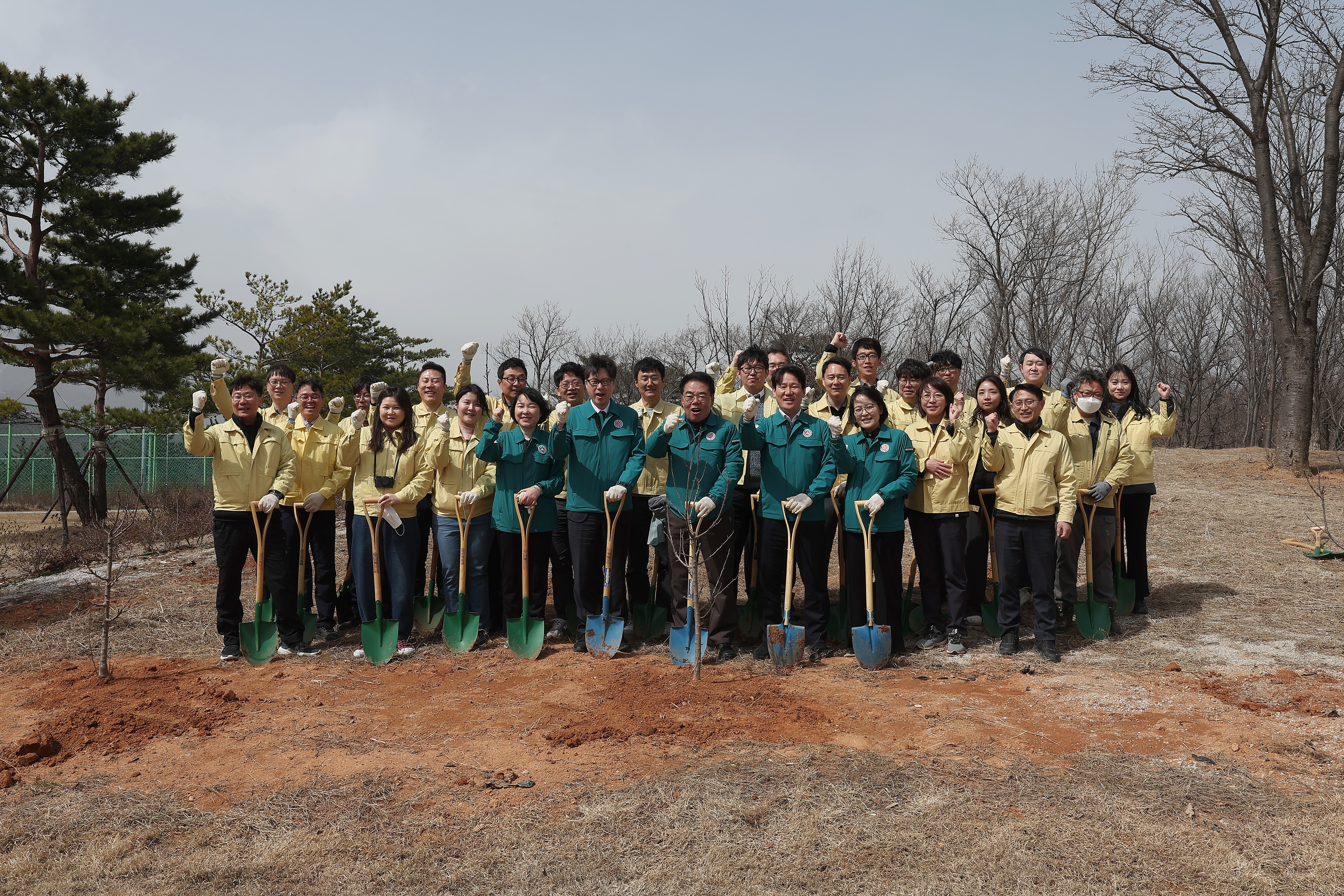 Secretary General of the National Assembly holds tree planting event to promote carbon neutrality 관련사진 5 보기