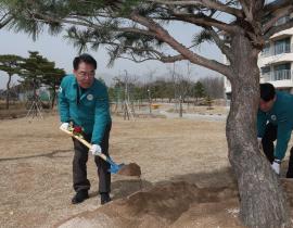 Secretary General of the National Assembly holds tree planting event to promote carbon neutrality