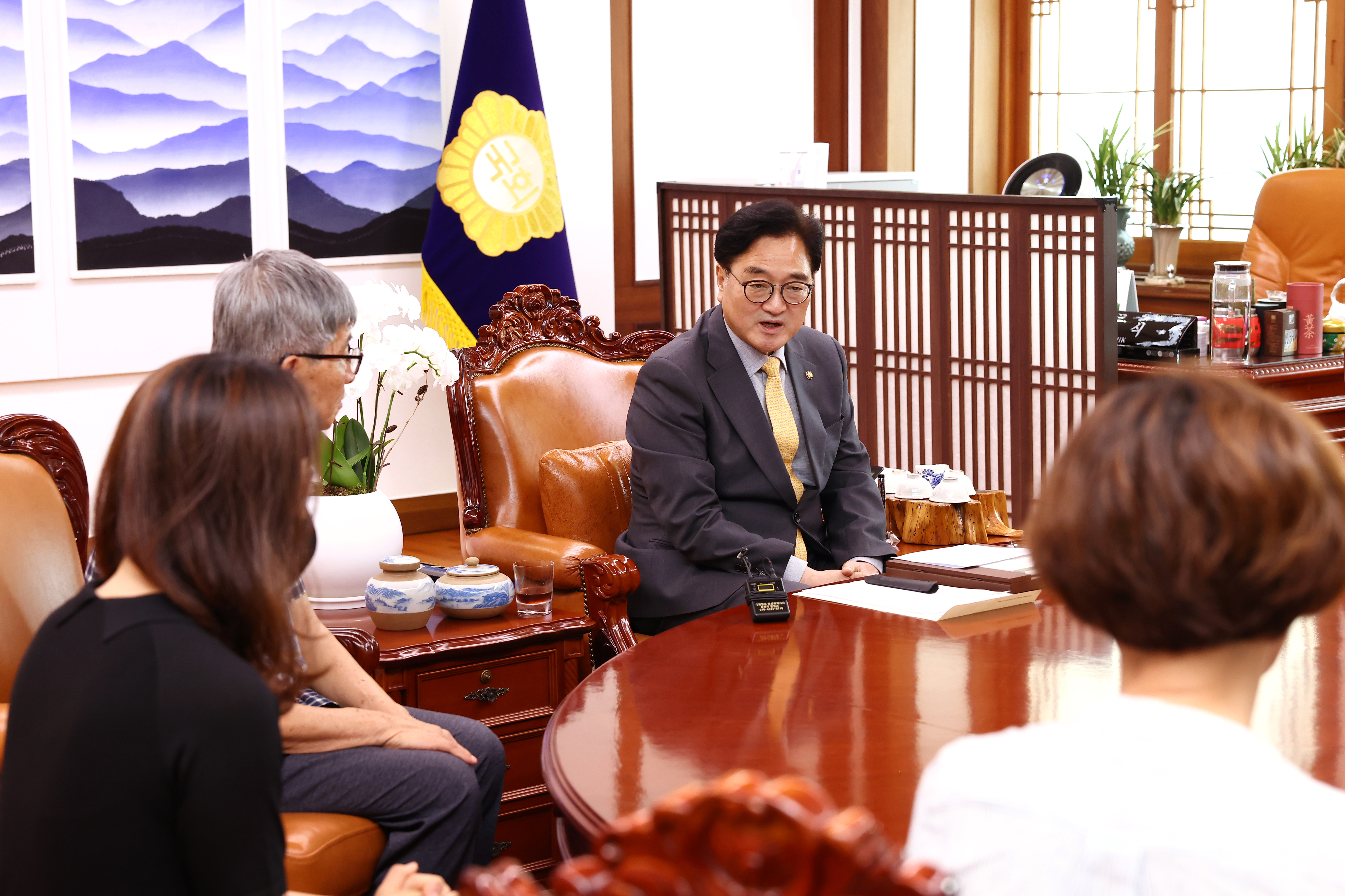 Speaker meets with families of Coupang workers who died from overwork 관련사진 2 보기