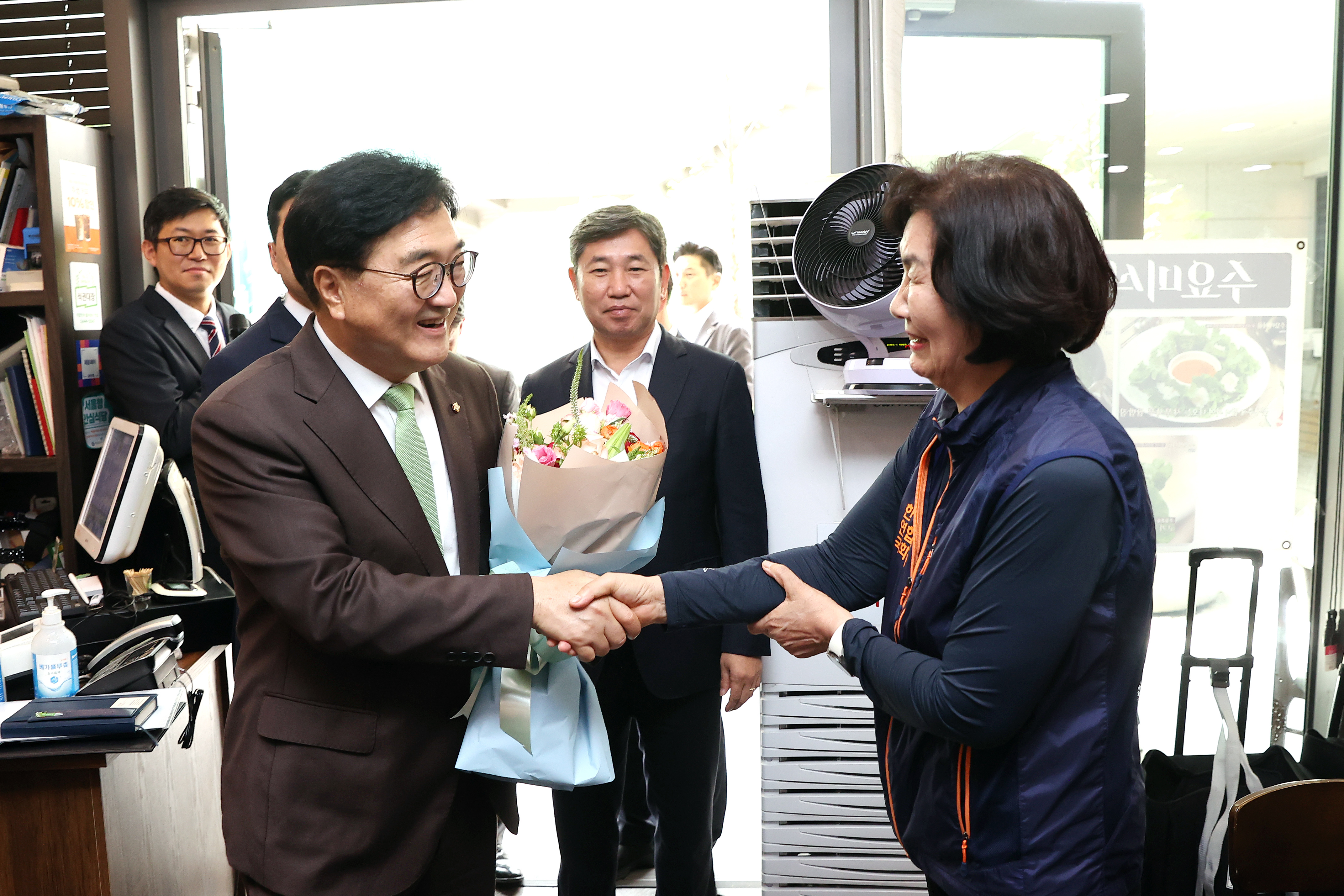 Speaker holds luncheon meeting with National Assembly sanitation workers 관련사진 1 보기