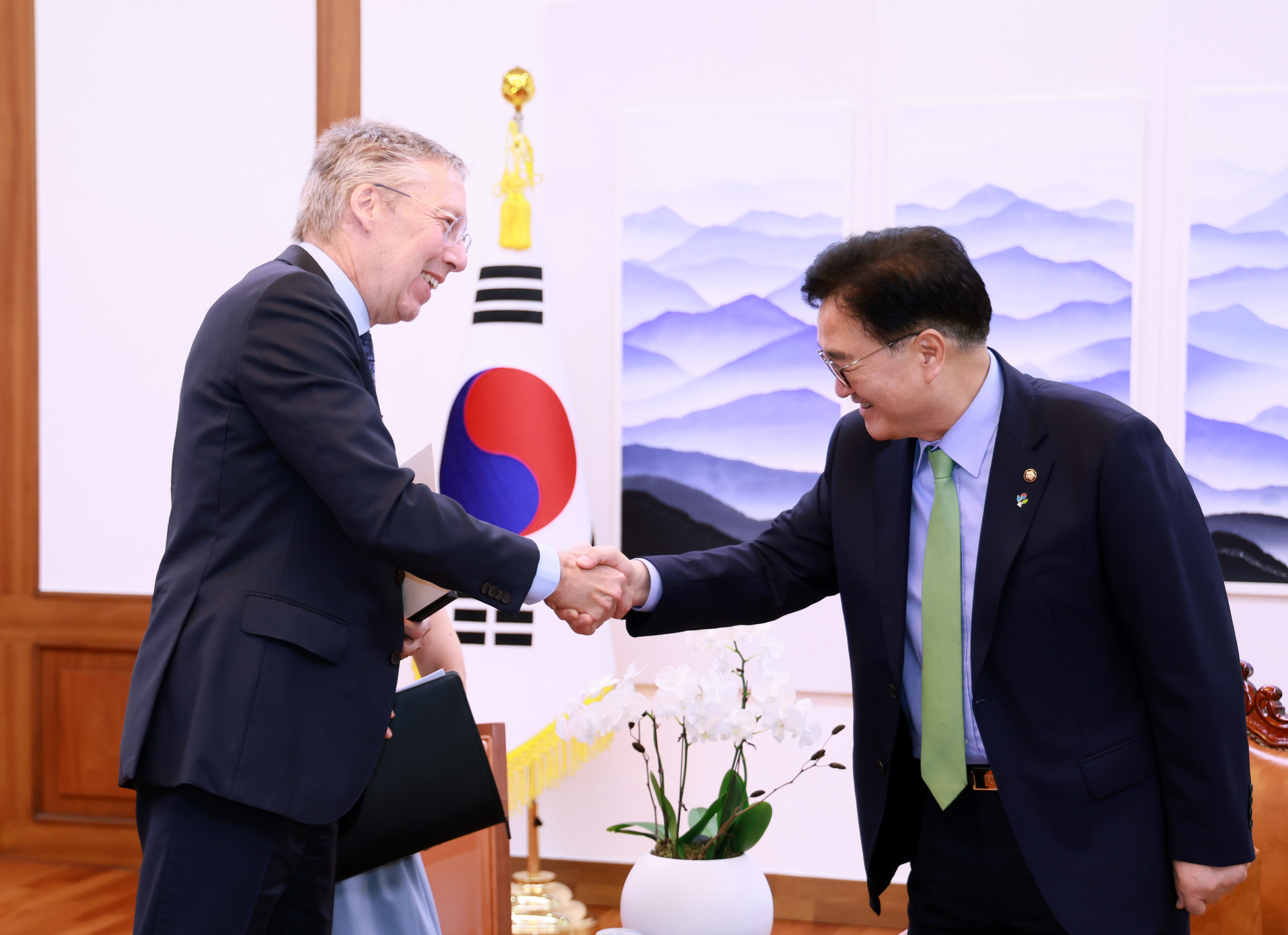 Speaker Woo Won-shik meets with Netherlands Ambassador to ROK 관련사진 1 보기