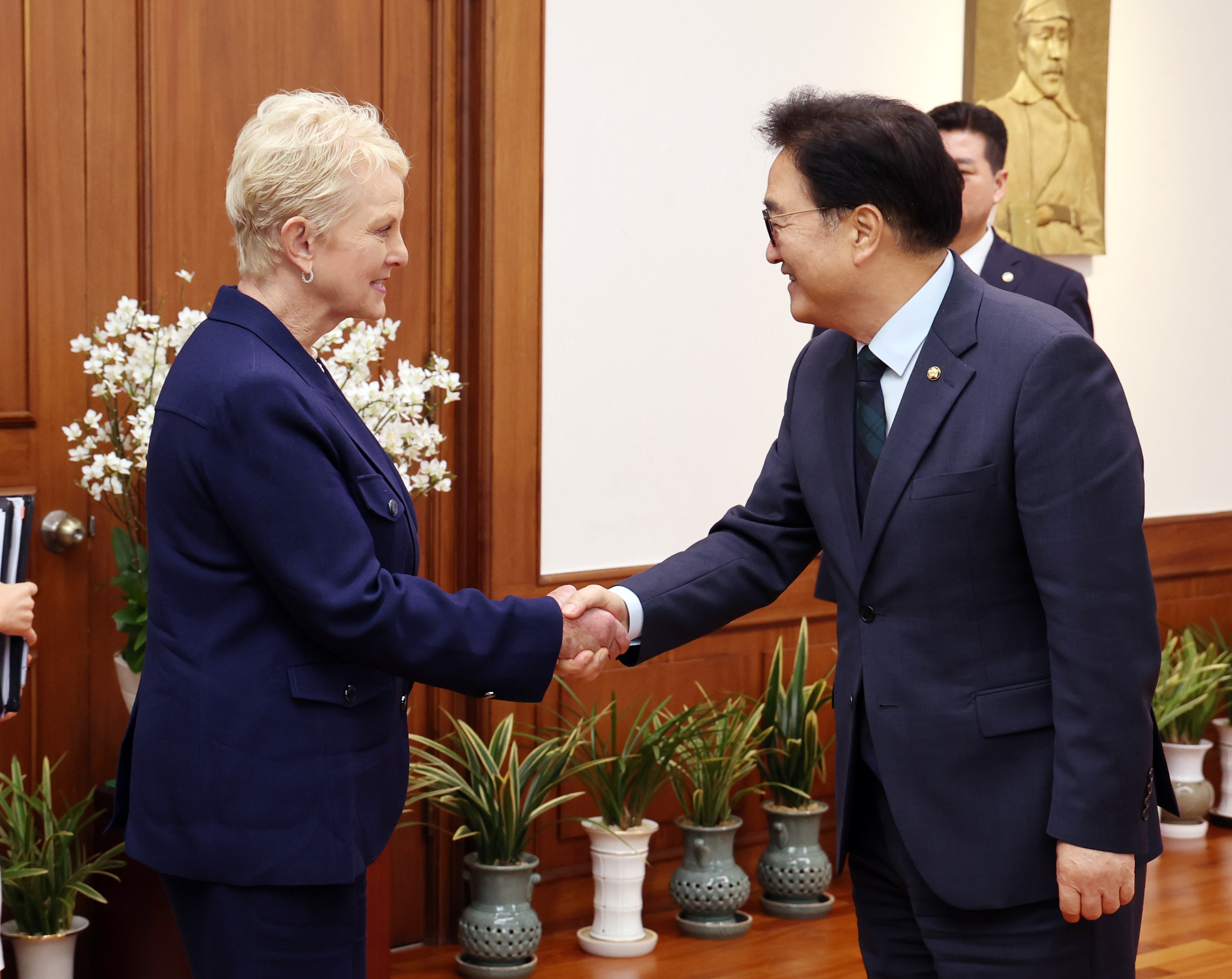 Speaker meets with Executive Director of the World Food Programme (WFP) 관련사진 3 보기