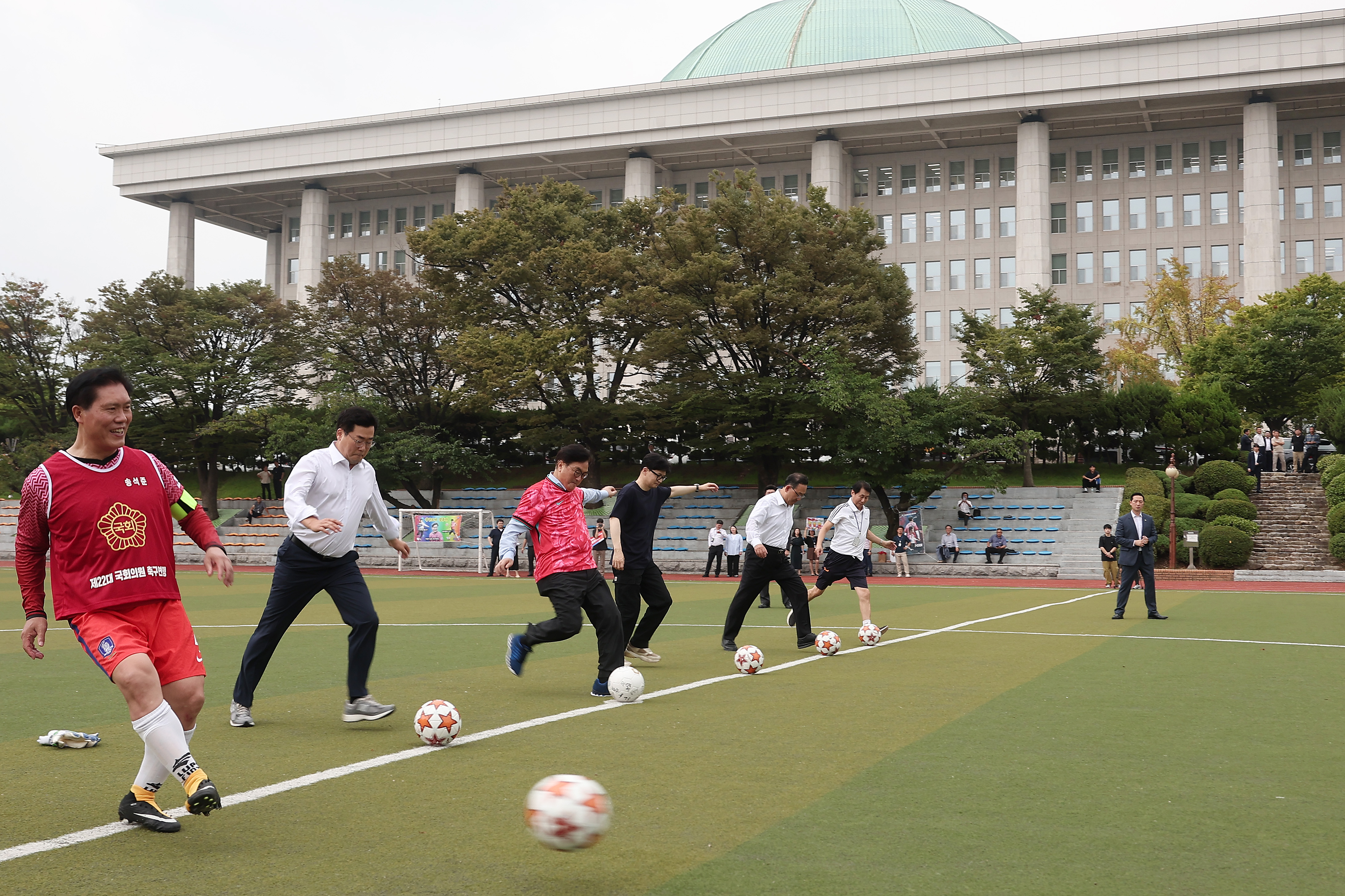 Speaker attends National Assembly Members&rsquo; Soccer Match to celebrate the Opening of 22nd National Assembly 관련사진 2 보기