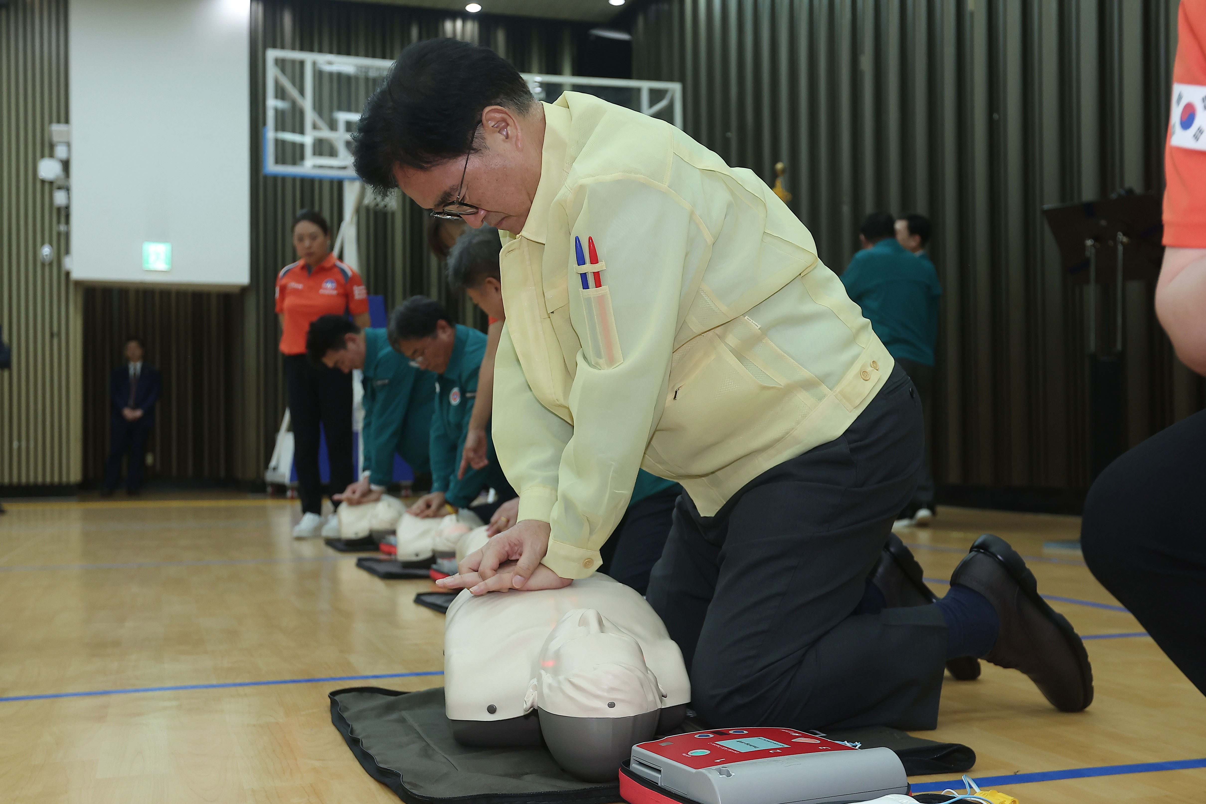  Speaker Woo Won-shik participates in civil defense drill 관련사진 2 보기