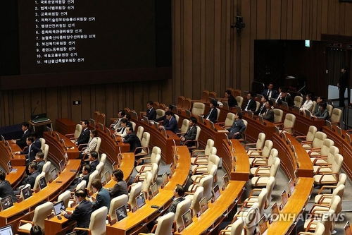 Opposition parties unilaterally pick 11 parliamentary committee chiefs amid ruling party&#39;s boycott 관련사진 1 보기