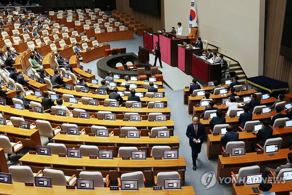 New Nat&#39;l Assembly speaker elected; 1st plenary meeting held without ruling party 관련사진 1 보기