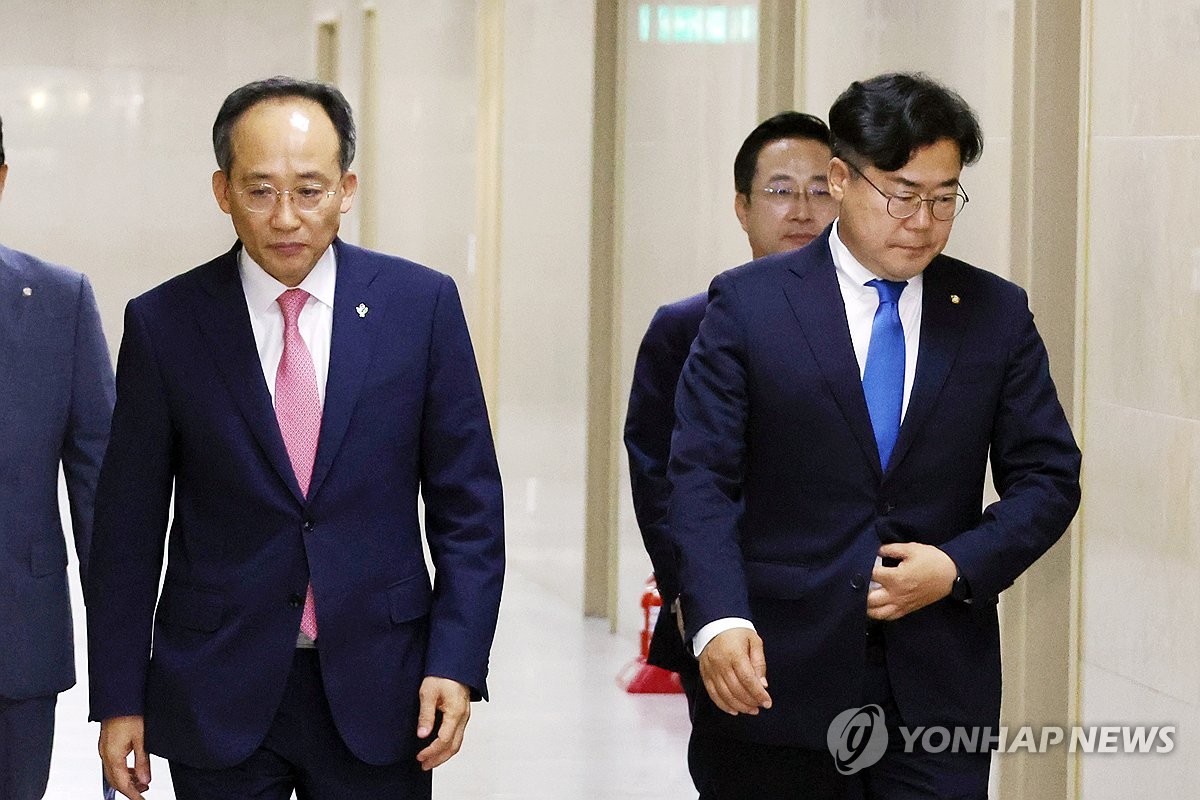 New Nat&#39;l Assembly speaker elected; 1st plenary meeting held without ruling party 관련사진 2 보기