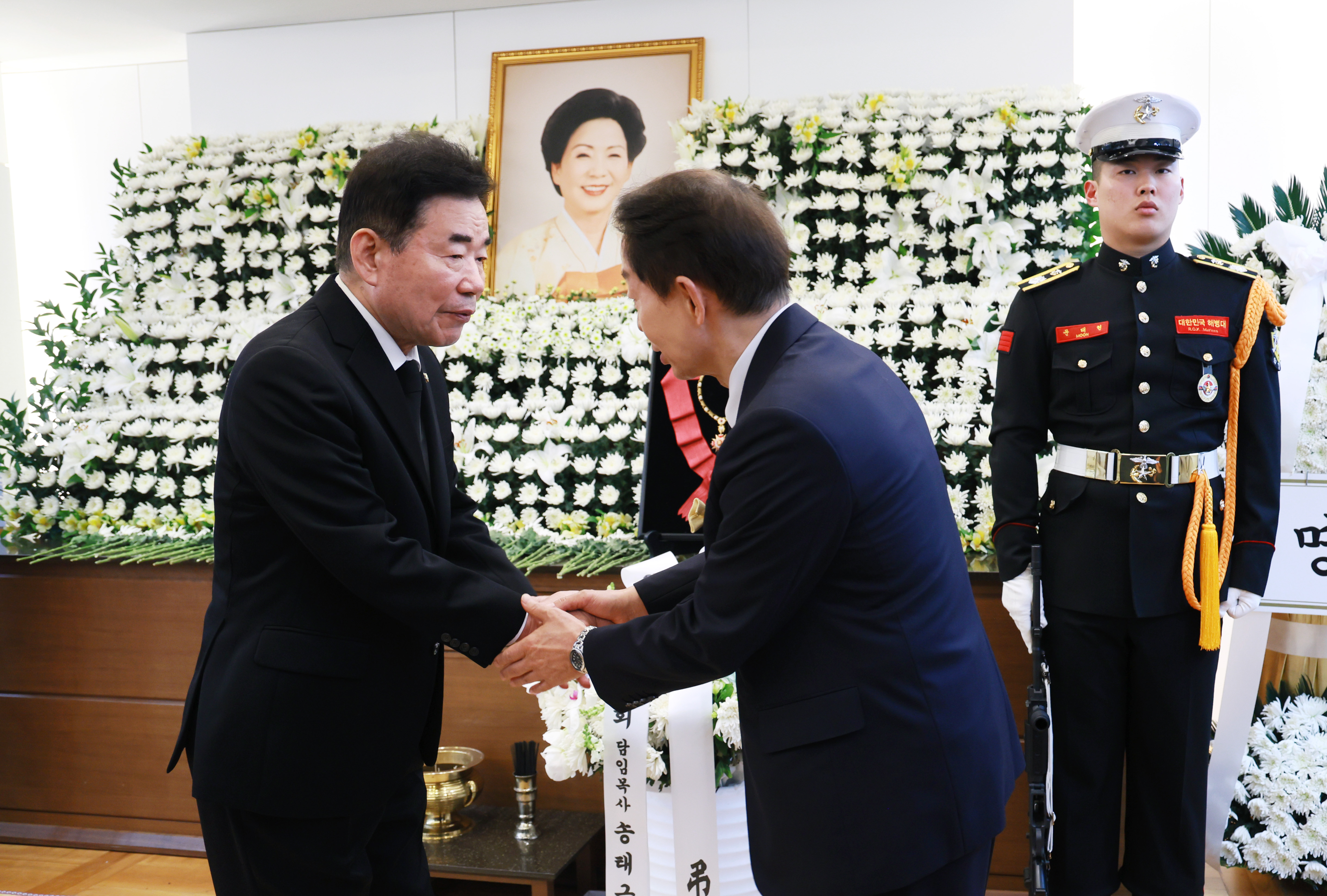 Speaker pays final respects to former First Lady Son Myung-soon 관련사진 5 보기