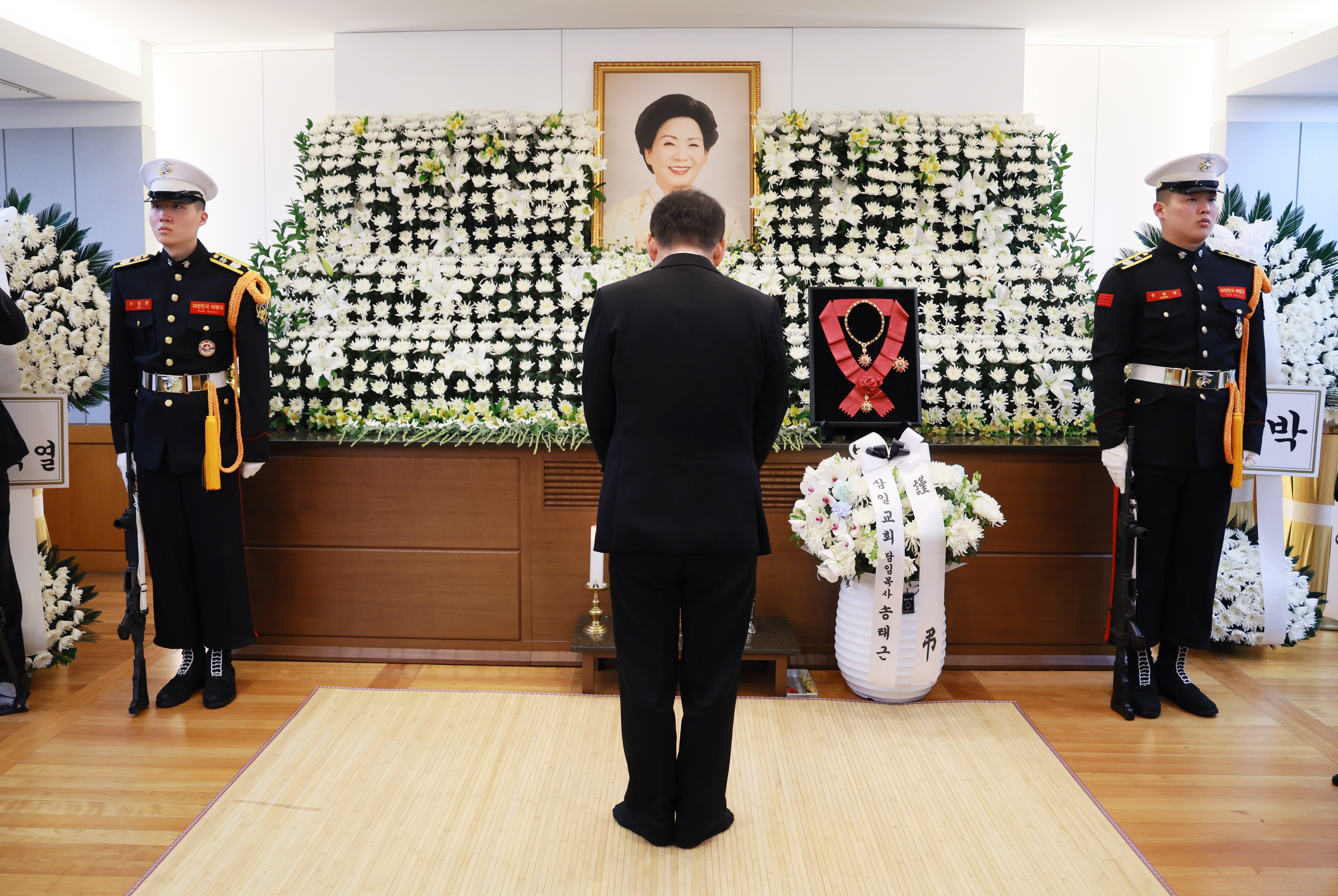 Speaker pays final respects to former First Lady Son Myung-soon 관련사진 4 보기