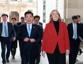 Speaker meets his German counterpart, hosts a luncheon with overseas Koreans