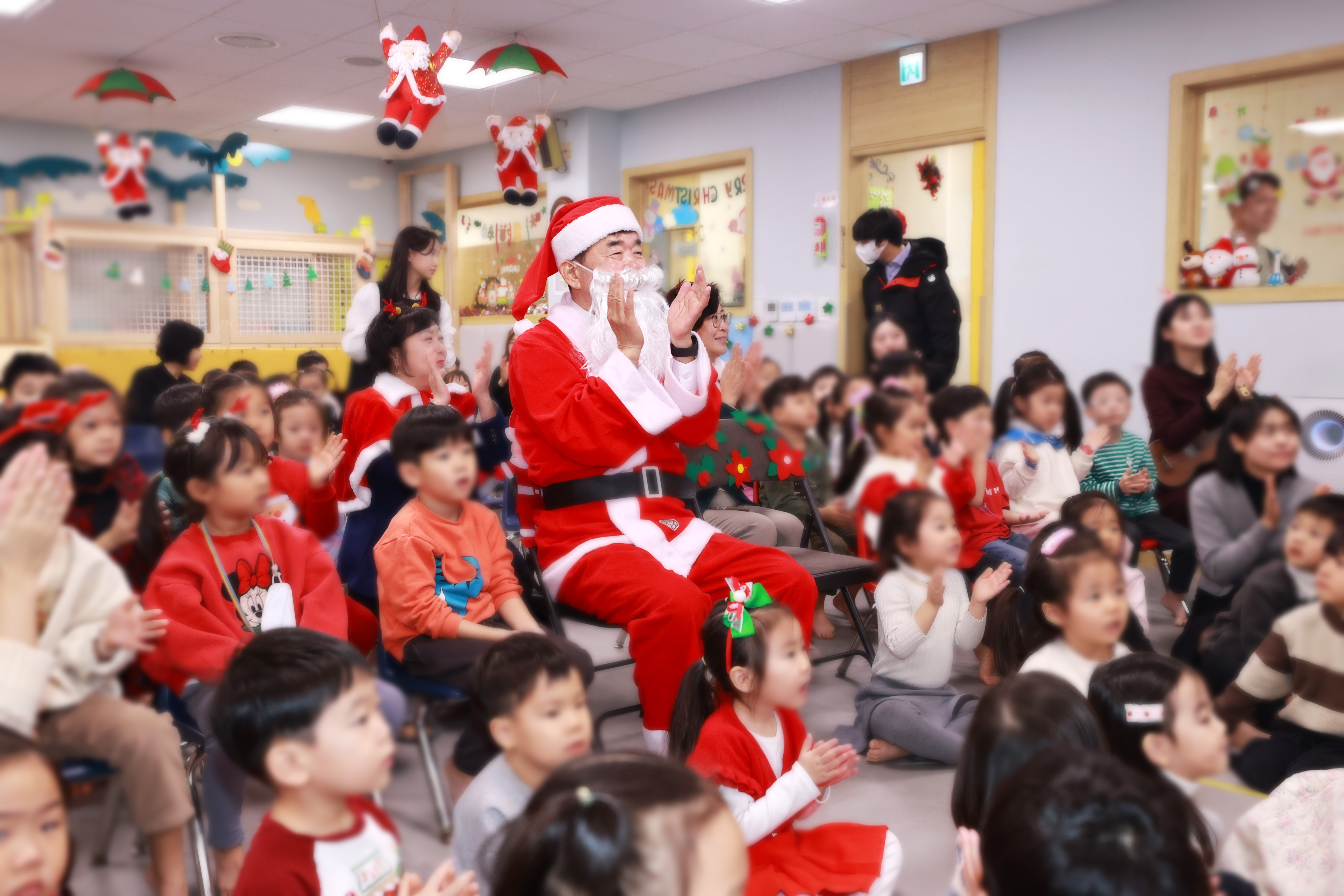 Speaker Kim Jin-pyo visits National Assembly Child Care Center 관련사진 4 보기