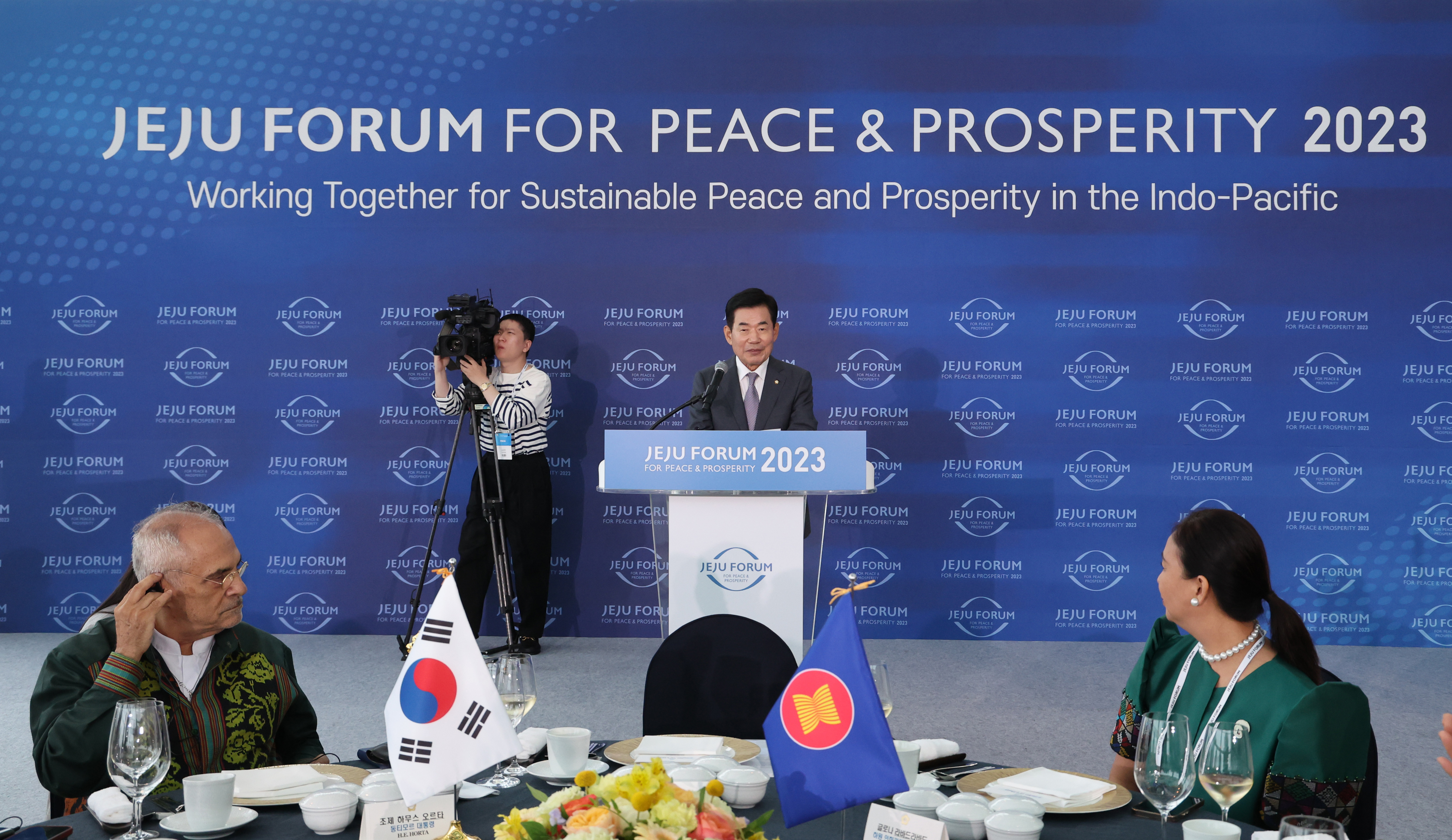 Speaker attends Jeju Forum 2023, presides over luncheon (2) 관련사진 1 보기