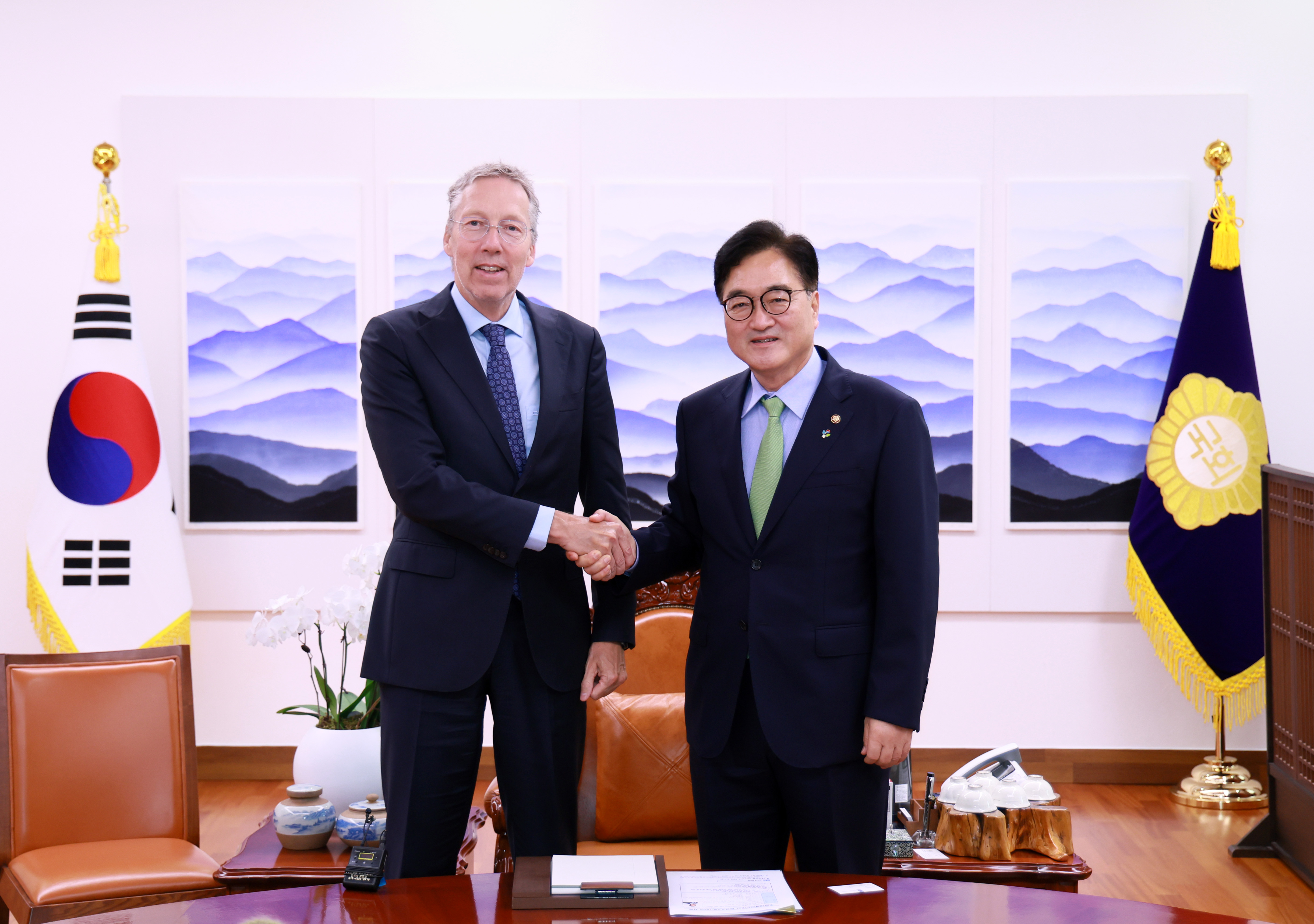 Speaker Woo Won-shik meets with Netherlands Ambassador to ROK 관련사진 3 보기