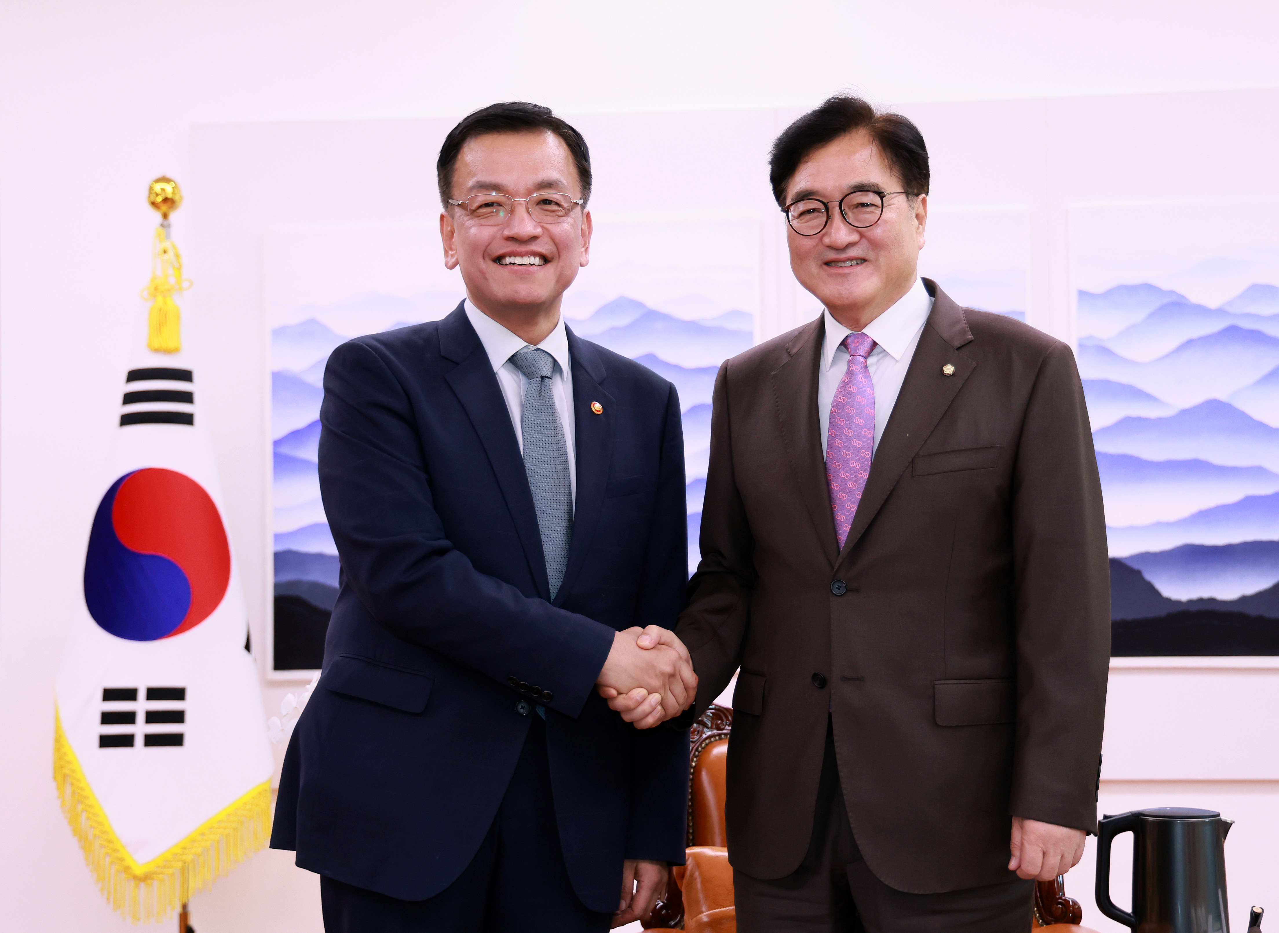 Speaker Woo Won-shik meets with Deputy Prime Minister Choi Sang-mok 관련사진 1 보기