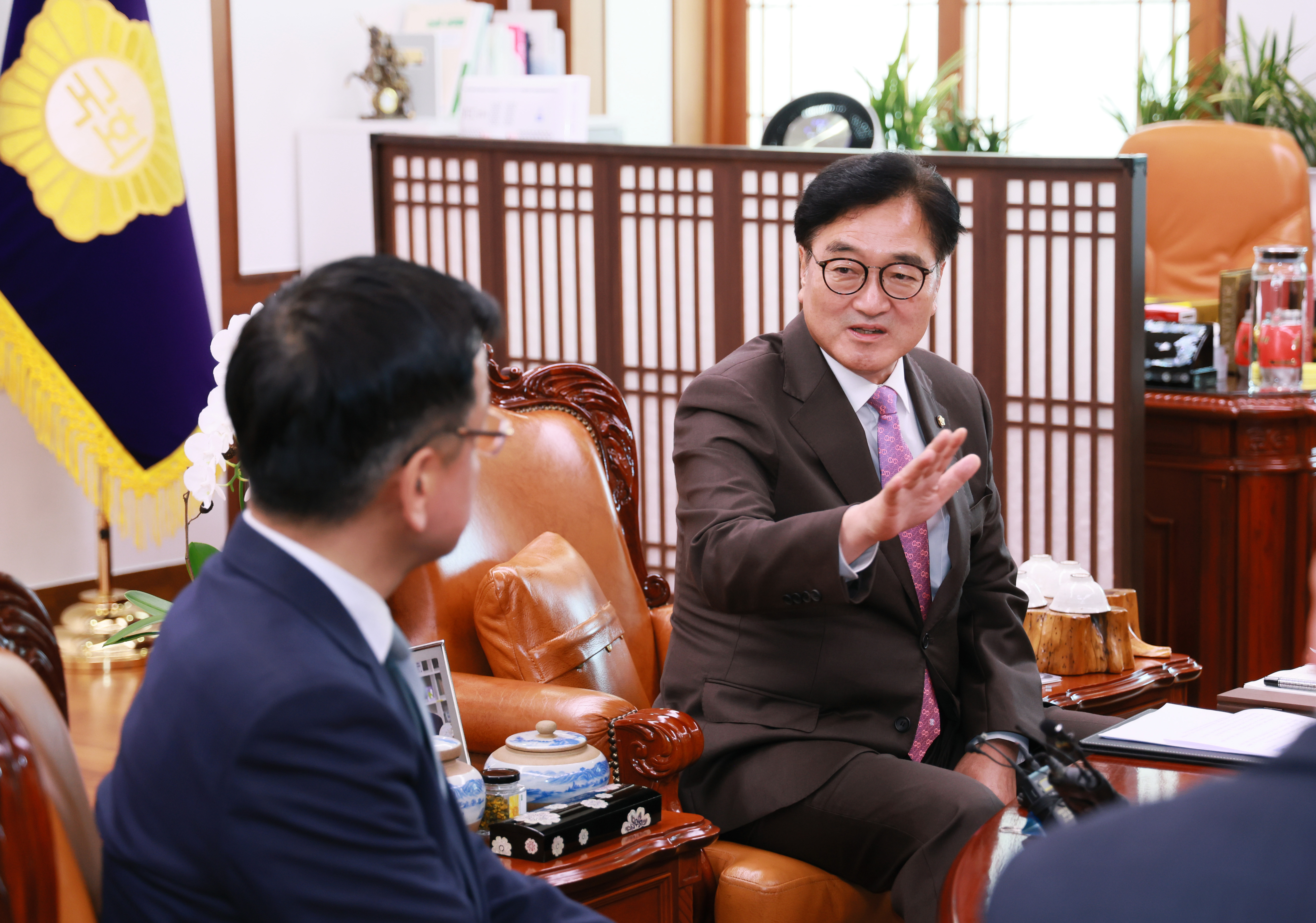 Speaker Woo Won-shik meets with Deputy Prime Minister Choi Sang-mok 관련사진 2 보기