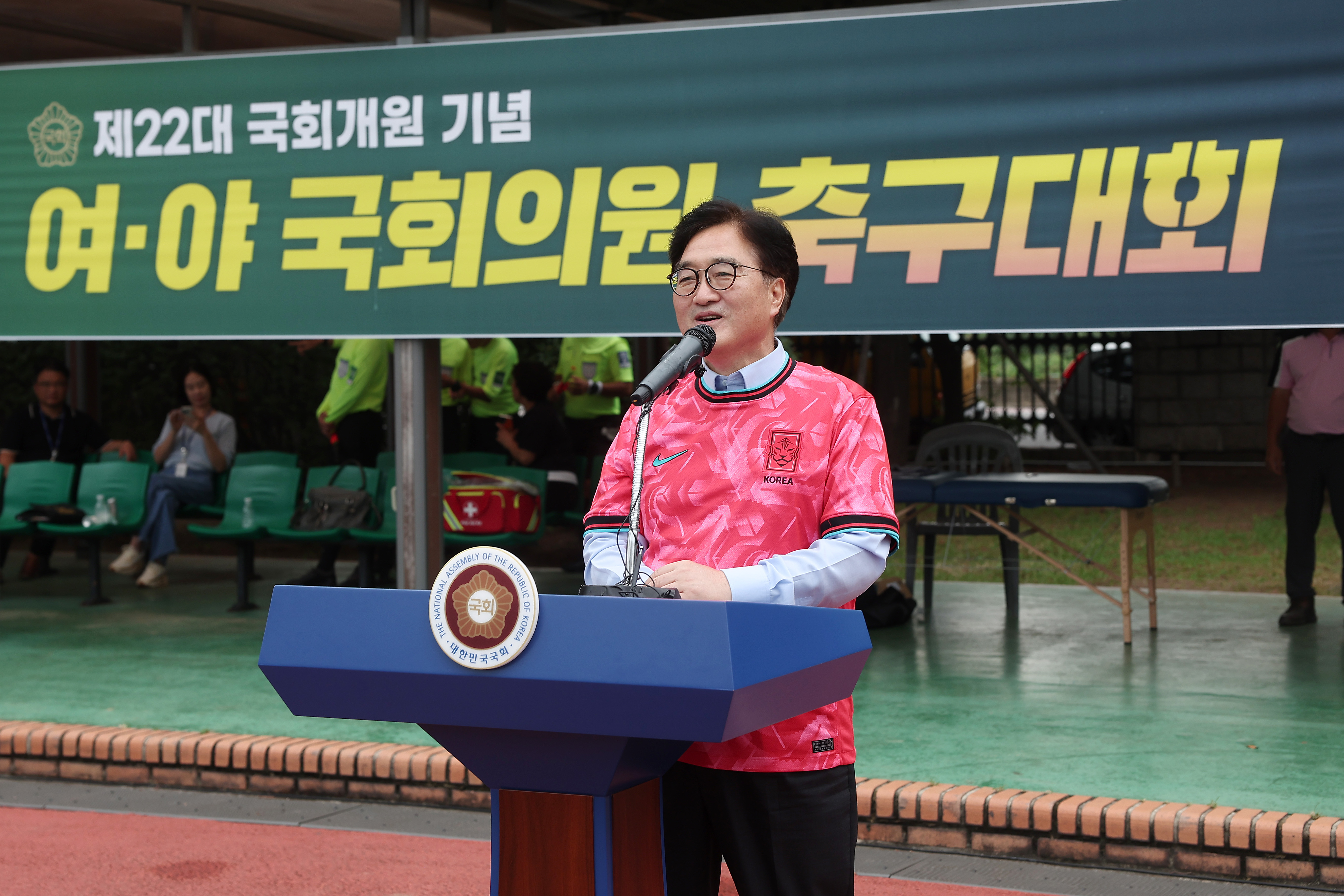 Speaker attends National Assembly Members&rsquo; Soccer Match to celebrate the Opening of 22nd National Assembly 관련사진 1 보기