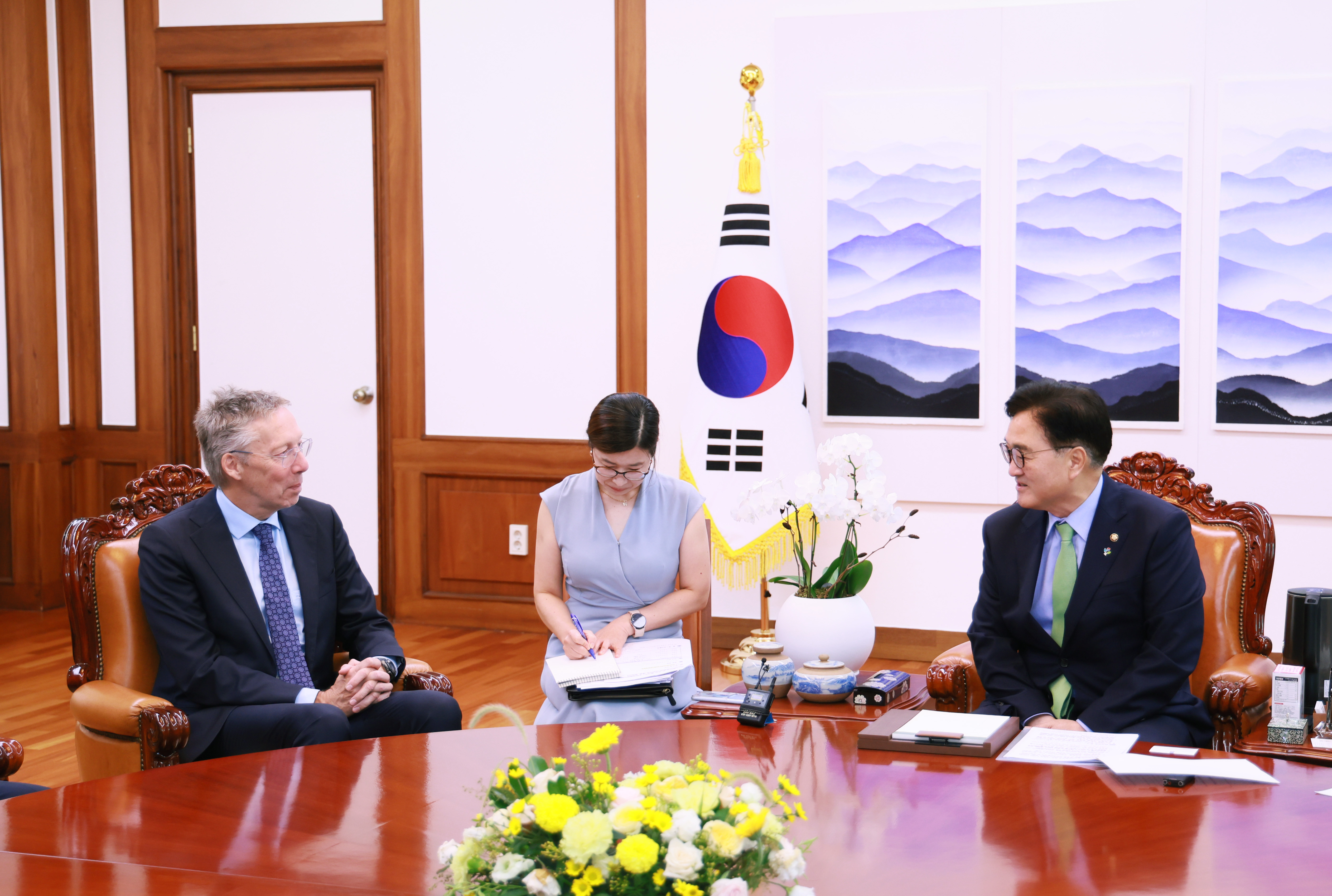 Speaker Woo Won-shik meets with Netherlands Ambassador to ROK 관련사진 4 보기