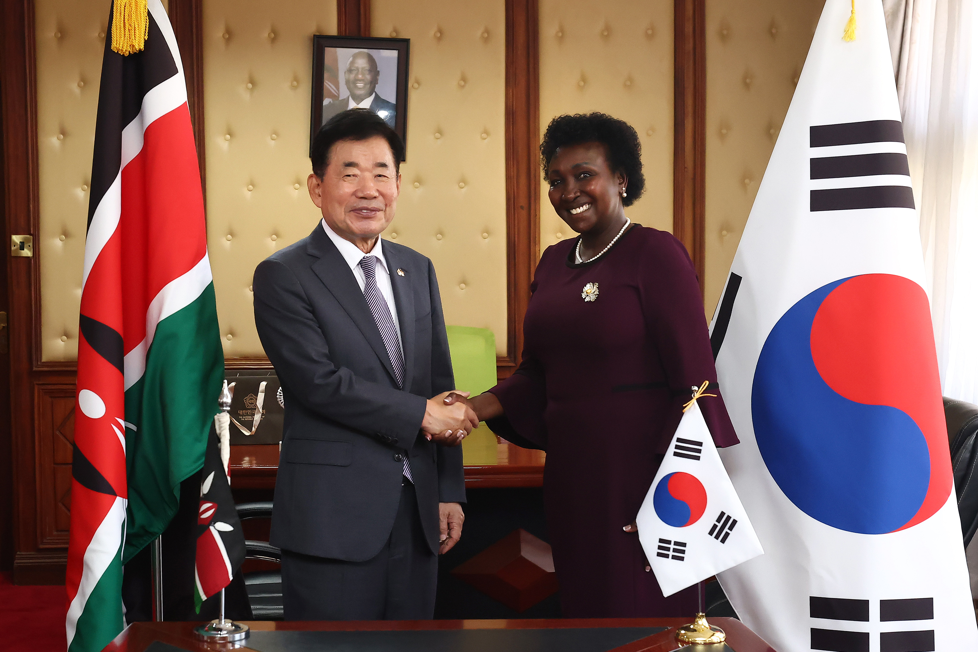 Speaker Kim Jin-pyo meets with leaders of African countries and has working luncheon with Deputy Speaker of the Kenyan House of Representatives