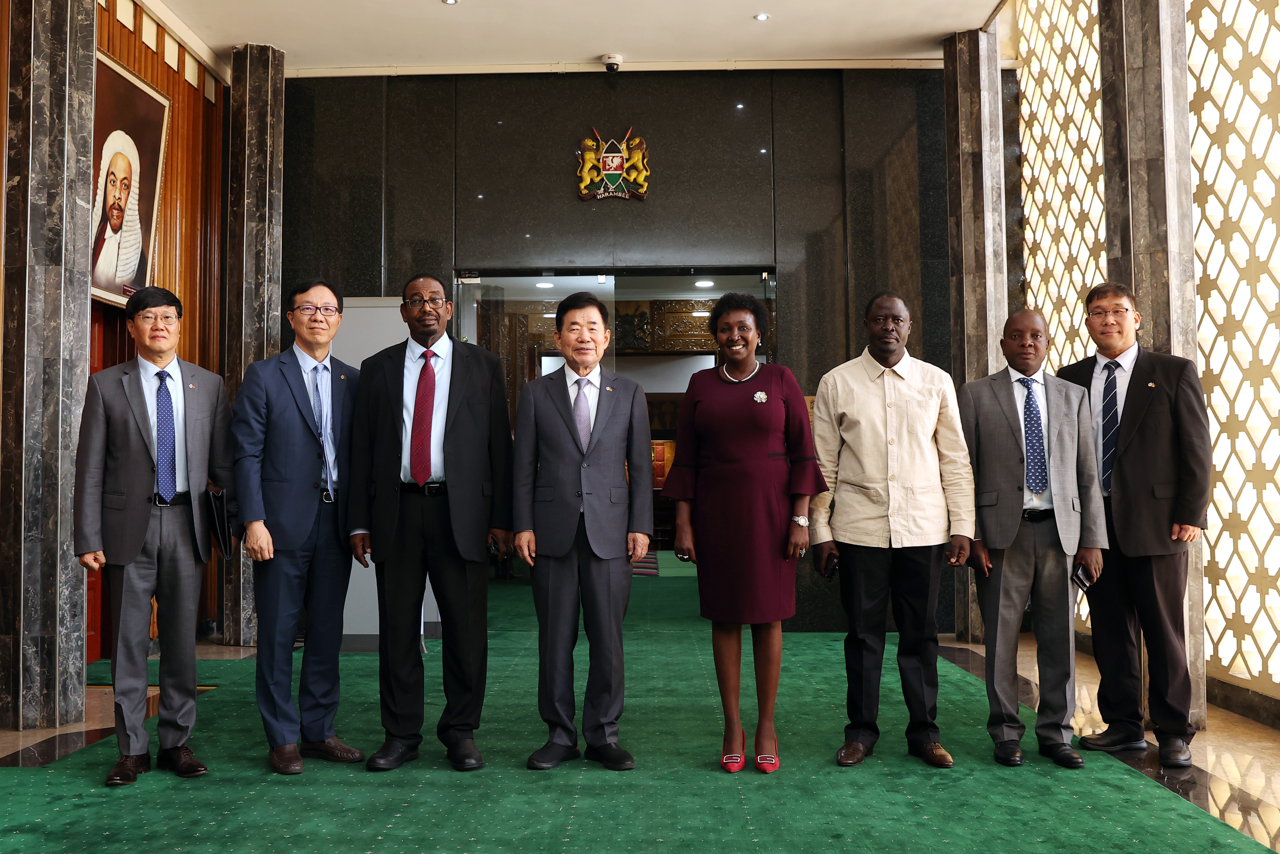 Speaker Kim Jin-pyo meets with leaders of African countries and has working luncheon with Deputy Speaker of the Kenyan House of Representatives 관련사진 3 보기