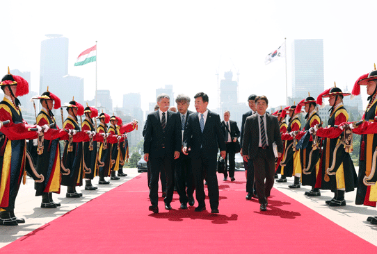 Speaker Kim meets with Hungarian counterpart K&ouml;v&eacute;r 관련사진 1 보기