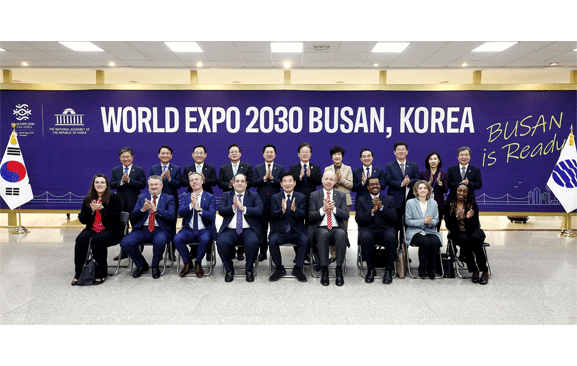Speaker delivers resolution on supporting World Expo 2030 Busan to BIE delegation 관련사진 1 보기