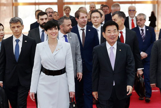 Speaker Kim Jin-pyo meets with Czech Parliament Speaker Adamova 관련사진 1 보기