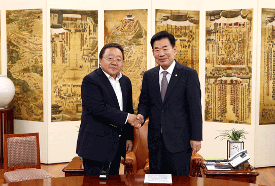 Speaker meets with former Mongolian President 관련사진 1 보기